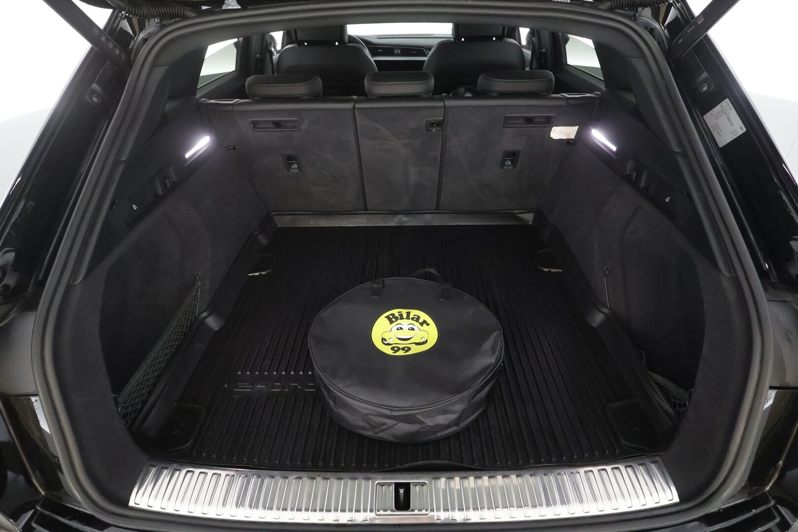 AUDI Q8 E-TRON 2024 55 Quattro S-Line - | ACC | Lisälämmitin | Koukku | Matrix-LED | Panorama | Ilma-alusta | B&O | Muistipenkki | 360-kamera | Keyless | Kahdet Renkaat | Merkkihuollettu |