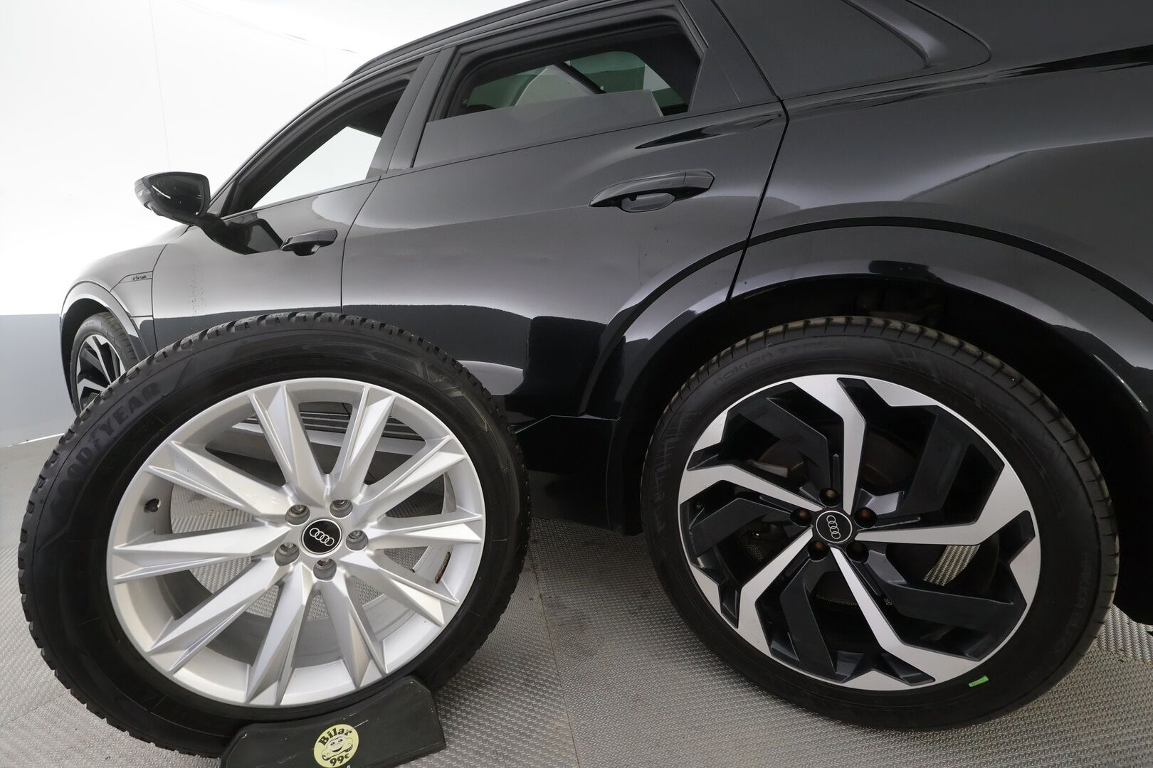 AUDI Q8 E-TRON 2024 55 Quattro S-Line - | ACC | Lisälämmitin | Koukku | Matrix-LED | Panorama | Ilma-alusta | B&O | Muistipenkki | 360-kamera | Keyless | Kahdet Renkaat | Merkkihuollettu |