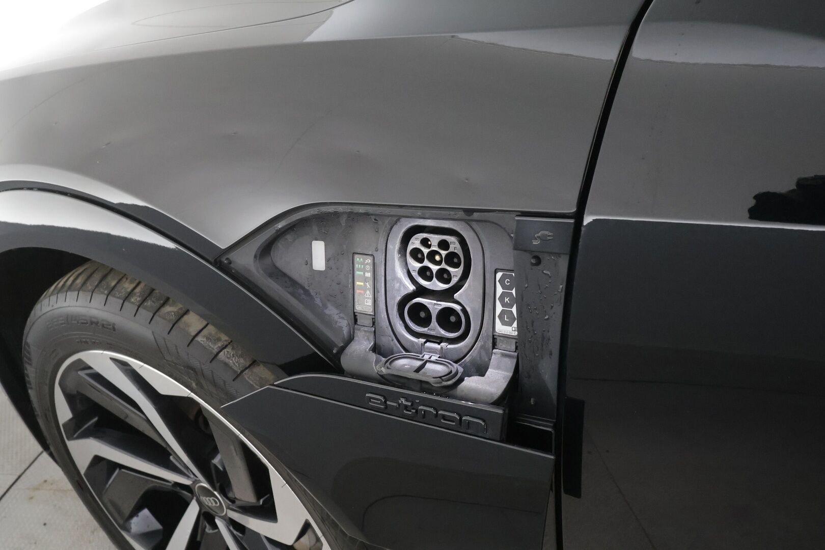 AUDI Q8 E-TRON 2024 55 Quattro S-Line - | ACC | Lisälämmitin | Koukku | Matrix-LED | Panorama | Ilma-alusta | B&O | Muistipenkki | 360-kamera | Keyless | Kahdet Renkaat | Merkkihuollettu |