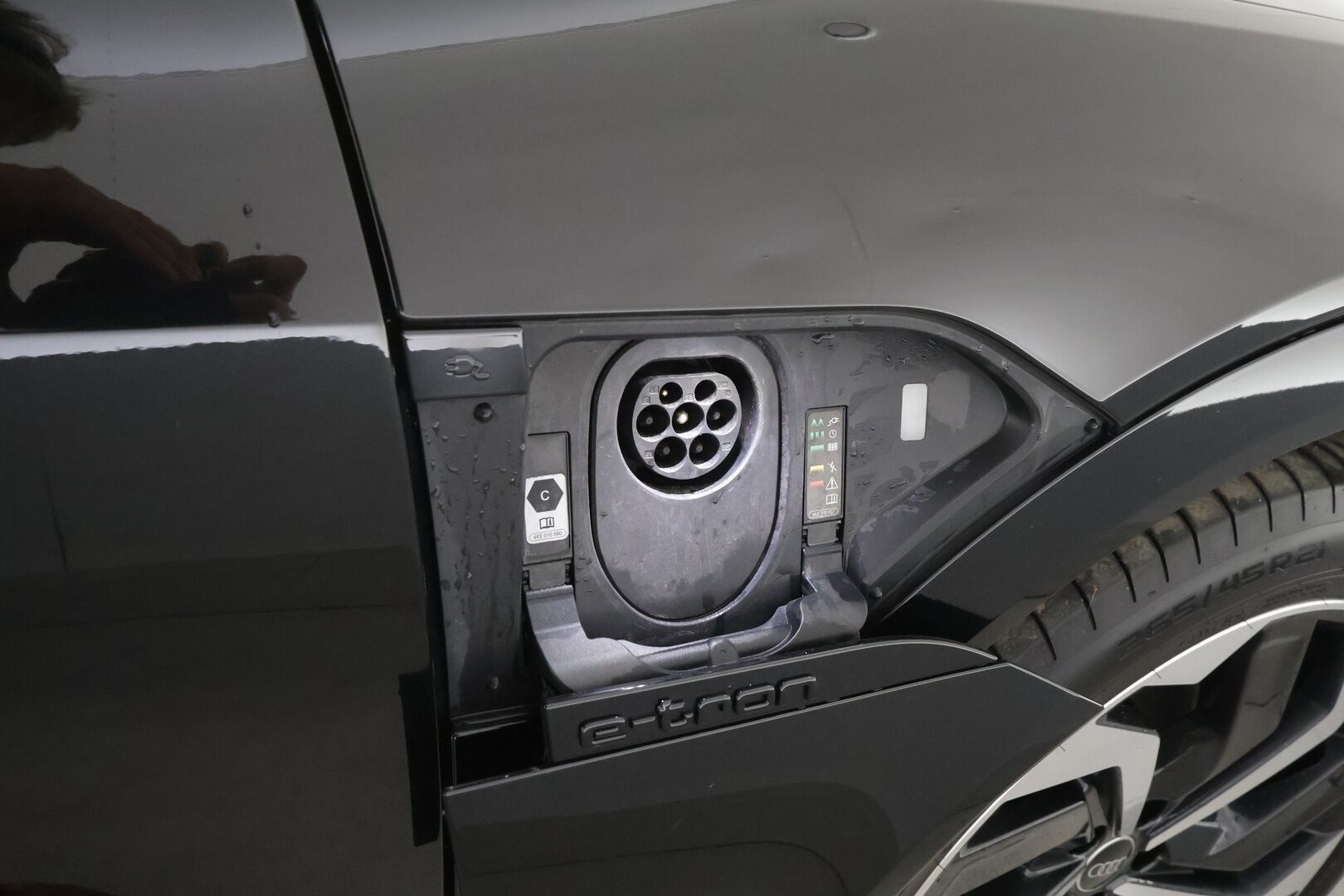AUDI Q8 E-TRON 2024 55 Quattro S-Line - | ACC | Lisälämmitin | Koukku | Matrix-LED | Panorama | Ilma-alusta | B&O | Muistipenkki | 360-kamera | Keyless | Kahdet Renkaat | Merkkihuollettu |