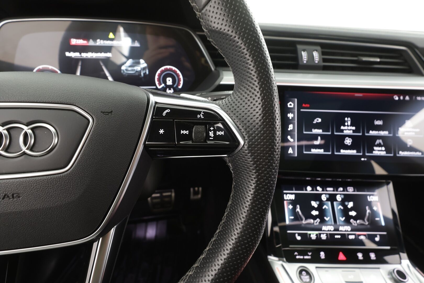 AUDI Q8 E-TRON 2024 55 Quattro S-Line - | ACC | Lisälämmitin | Koukku | Matrix-LED | Panorama | Ilma-alusta | B&O | Muistipenkki | 360-kamera | Keyless | Kahdet Renkaat | Merkkihuollettu |