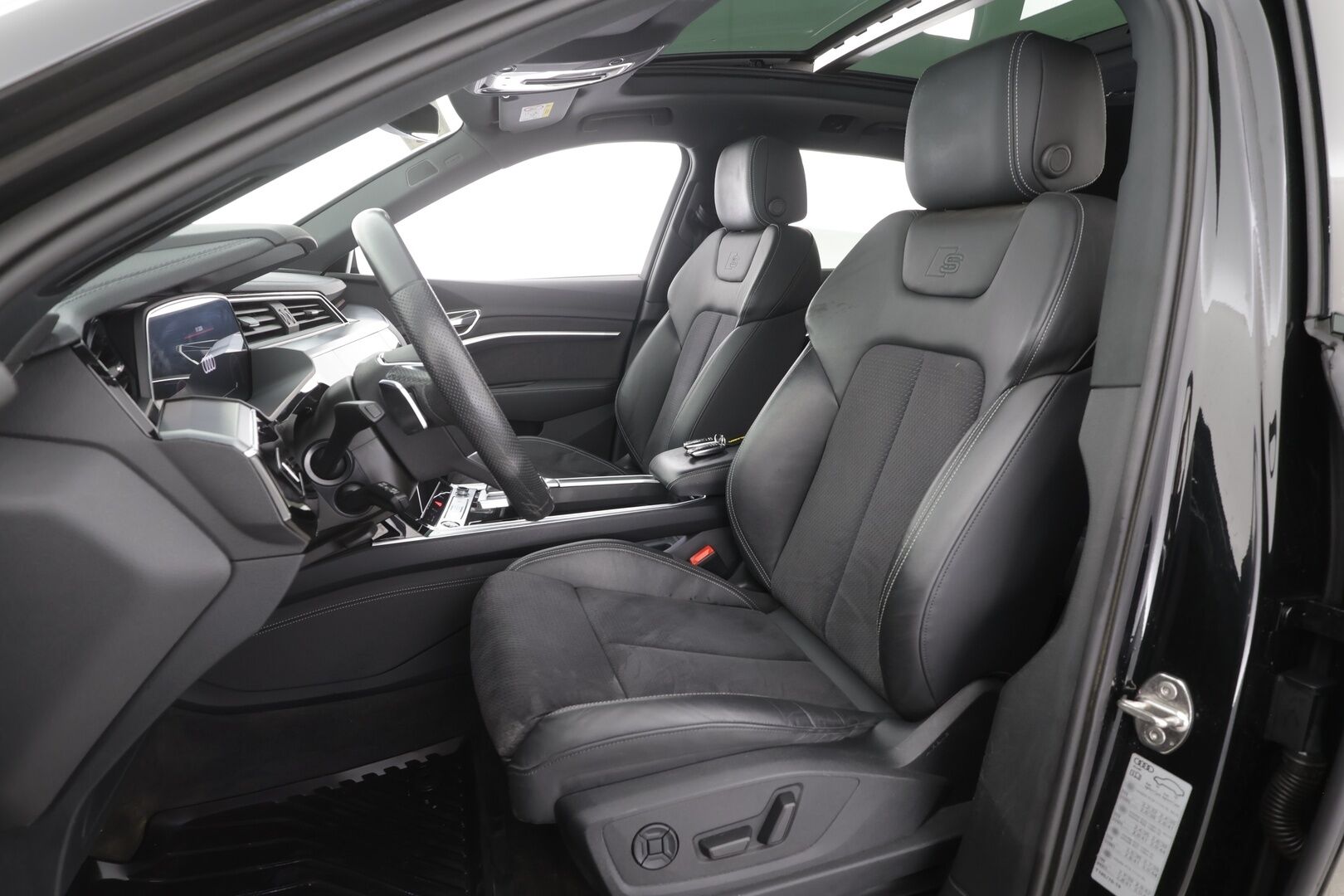 AUDI Q8 E-TRON 2024 55 Quattro S-Line - | ACC | Lisälämmitin | Koukku | Matrix-LED | Panorama | Ilma-alusta | B&O | Muistipenkki | 360-kamera | Keyless | Kahdet Renkaat | Merkkihuollettu |