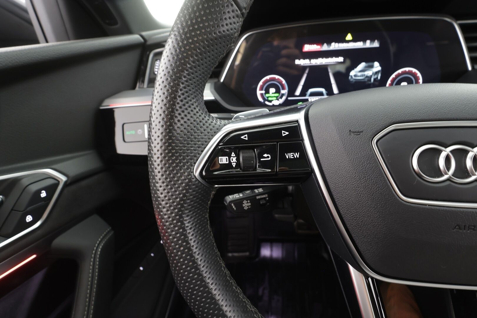 AUDI Q8 E-TRON 2024 55 Quattro S-Line - | ACC | Lisälämmitin | Koukku | Matrix-LED | Panorama | Ilma-alusta | B&O | Muistipenkki | 360-kamera | Keyless | Kahdet Renkaat | Merkkihuollettu |