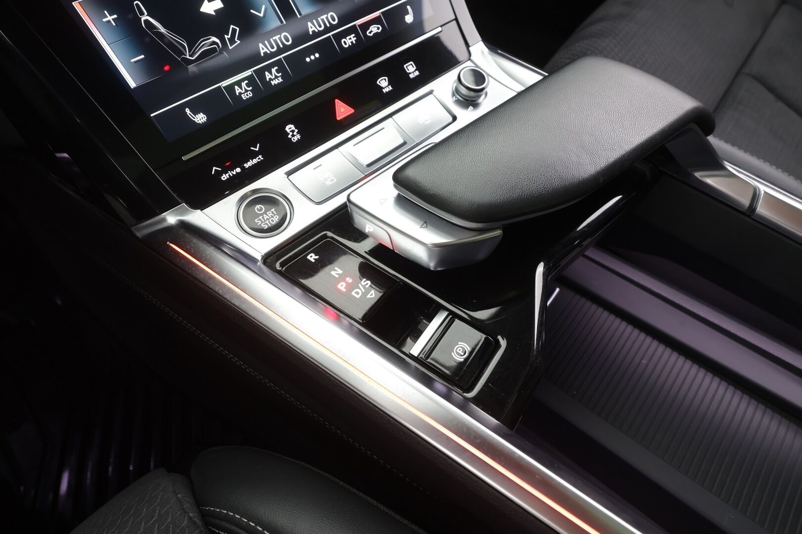 AUDI Q8 E-TRON 2024 55 Quattro S-Line - | ACC | Lisälämmitin | Koukku | Matrix-LED | Panorama | Ilma-alusta | B&O | Muistipenkki | 360-kamera | Keyless | Kahdet Renkaat | Merkkihuollettu |