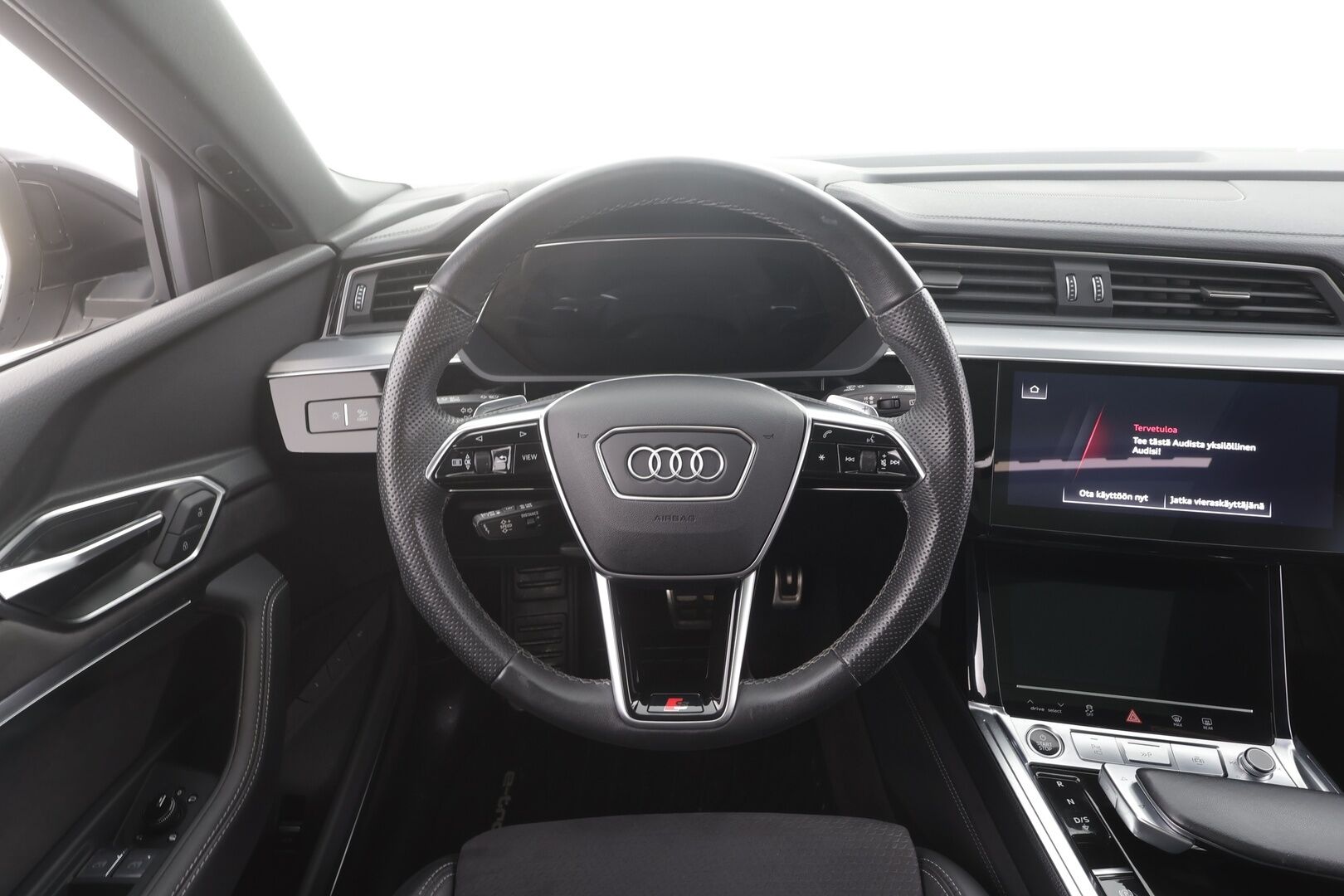 AUDI Q8 E-TRON 2024 55 Quattro S-Line - | ACC | Lisälämmitin | Koukku | Matrix-LED | Panorama | Ilma-alusta | B&O | Muistipenkki | 360-kamera | Keyless | Kahdet Renkaat | Merkkihuollettu |
