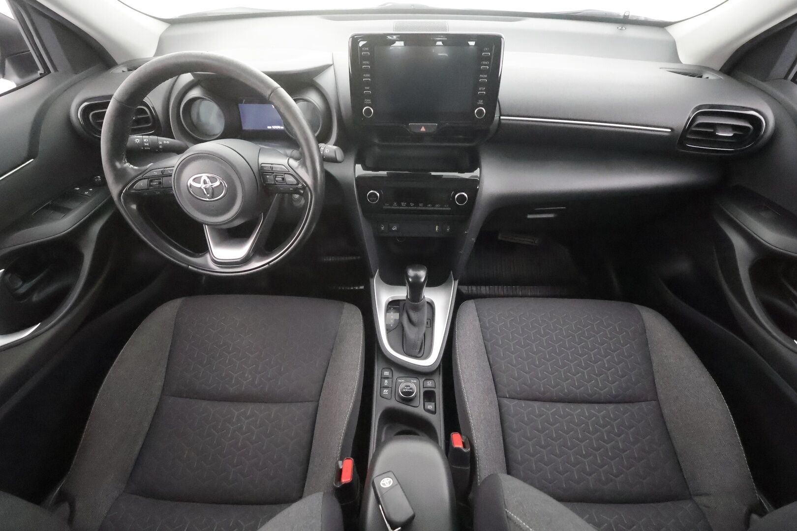 TOYOTA YARIS CROSS 2023 1,5 Hybrid AWD-i Active Business - | ACC | LTA | Lohko + sisälämmitin | P.kamera | Apple & Android | BT | Lämm. ratti | Aut. pitkät | Aut. ilmastointi | 2x renkaat aluin | 