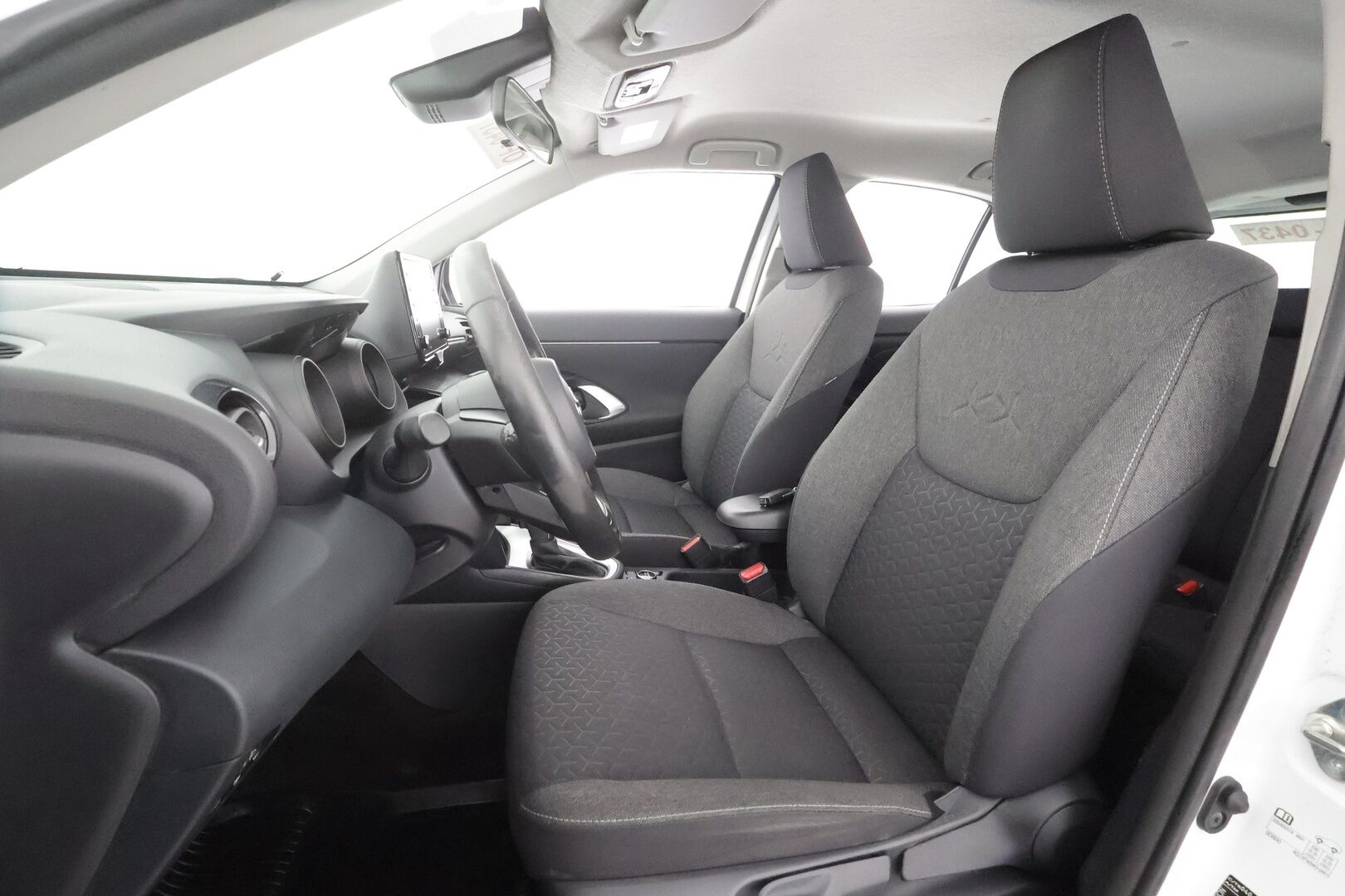 TOYOTA YARIS CROSS 2023 1,5 Hybrid AWD-i Active Business - | ACC | LTA | Lohko + sisälämmitin | P.kamera | Apple & Android | BT | Lämm. ratti | Aut. pitkät | Aut. ilmastointi | 2x renkaat aluin | 