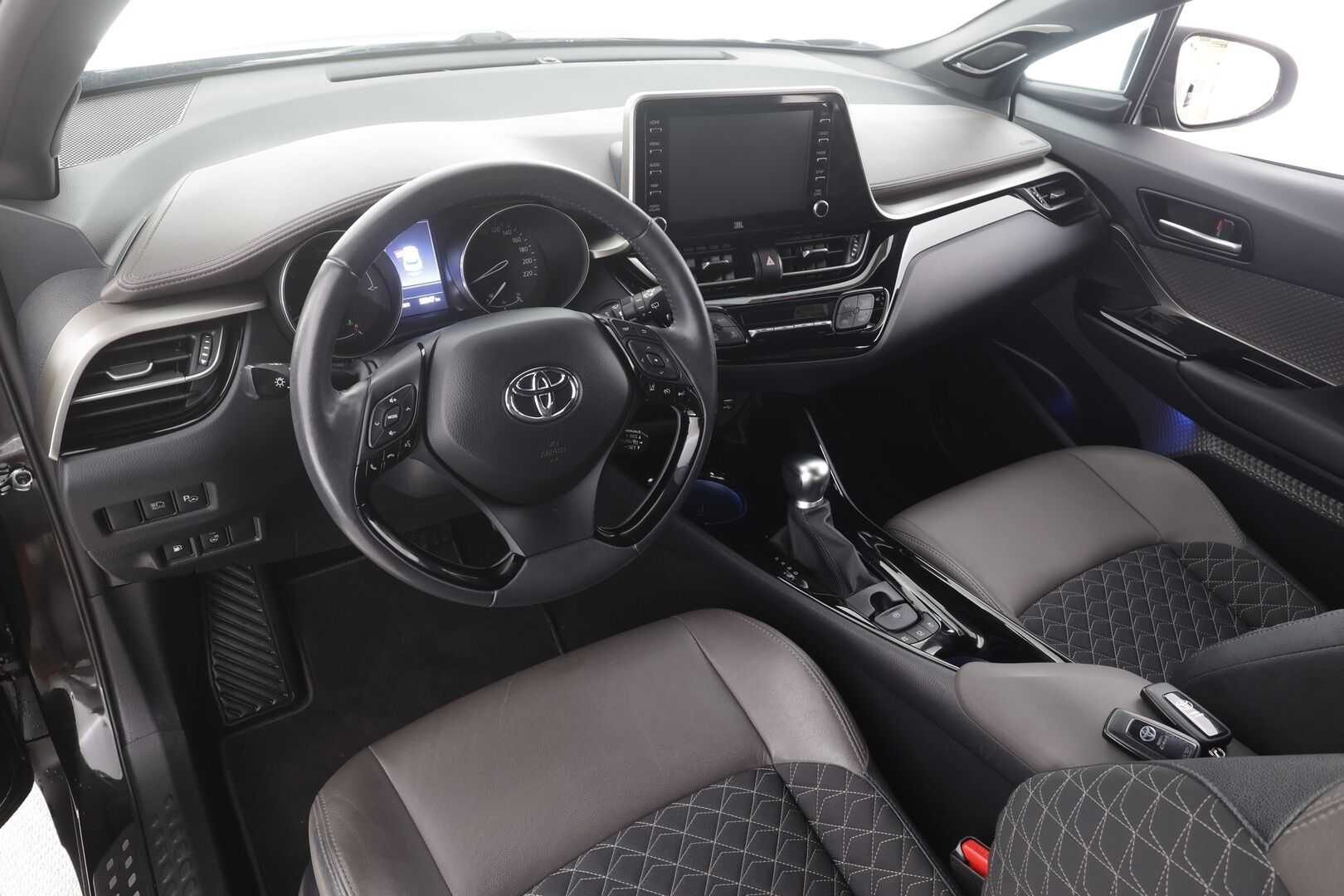 Toyota C-HR 2021 2,0 Hybrid Premium - | ACC | Koukku | JBL | Puolinahat | LED | P.kamera ja tutkat | Navi | Keyless | Apple & Android | BSM | Lane Assist | Merkkihuollot | 