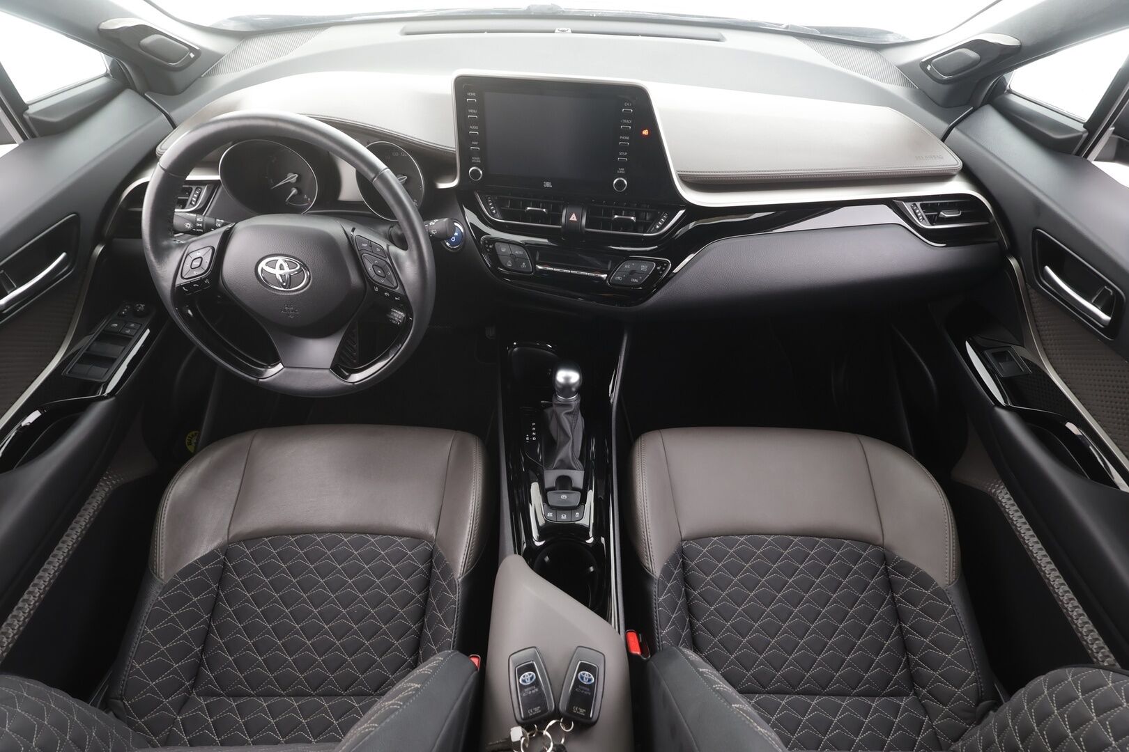 Toyota C-HR 2021 2,0 Hybrid Premium - | ACC | Koukku | JBL | Puolinahat | LED | P.kamera ja tutkat | Navi | Keyless | Apple & Android | BSM | Lane Assist | Merkkihuollot | 
