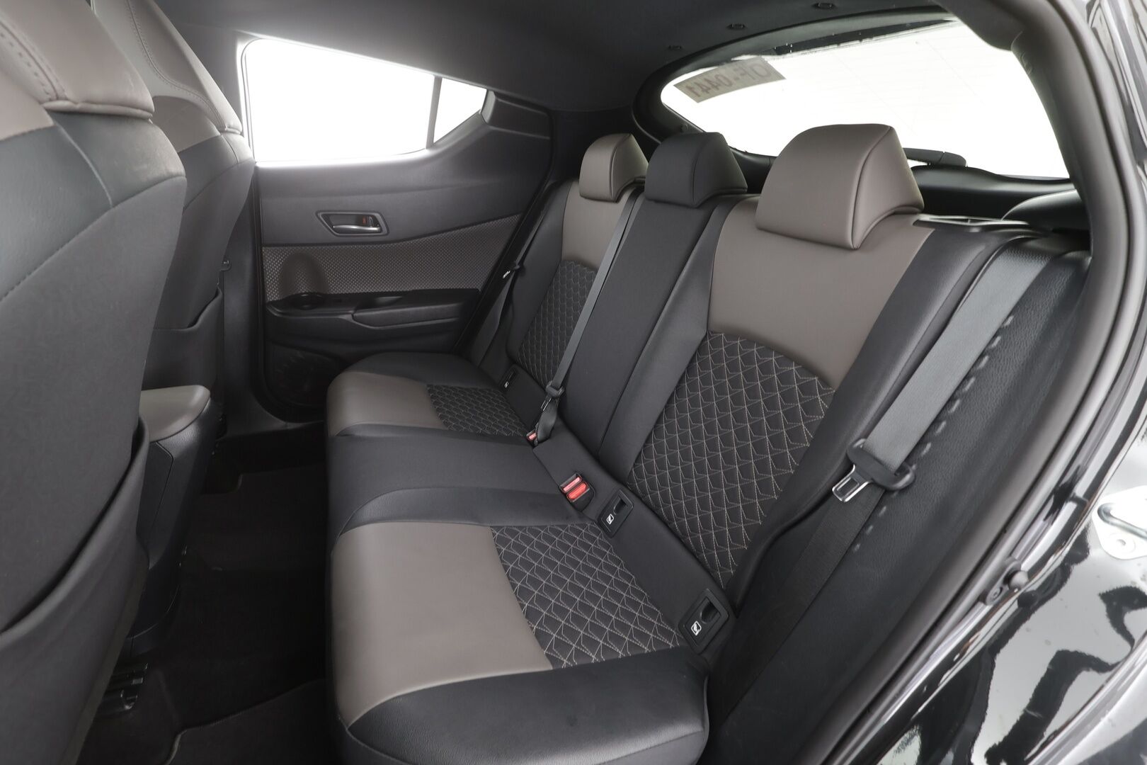 Toyota C-HR 2021 2,0 Hybrid Premium - | ACC | Koukku | JBL | Puolinahat | LED | P.kamera ja tutkat | Navi | Keyless | Apple & Android | BSM | Lane Assist | Merkkihuollot | 