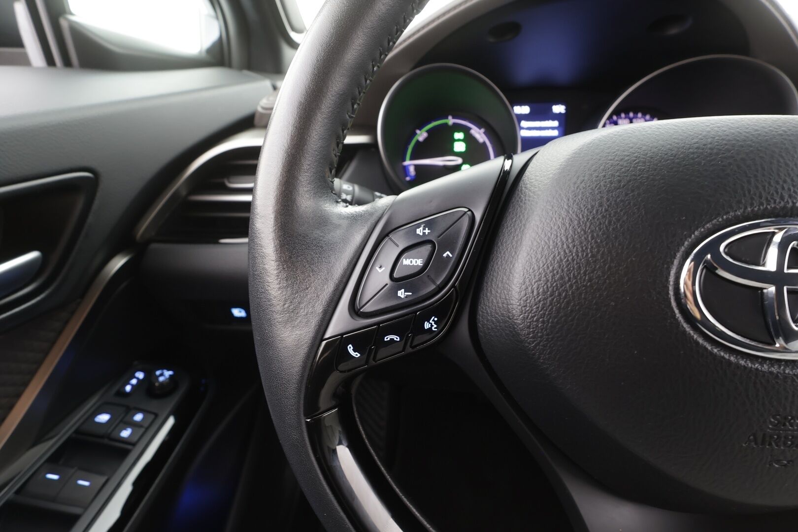 Toyota C-HR 2021 2,0 Hybrid Premium - | ACC | Koukku | JBL | Puolinahat | LED | P.kamera ja tutkat | Navi | Keyless | Apple & Android | BSM | Lane Assist | Merkkihuollot | 