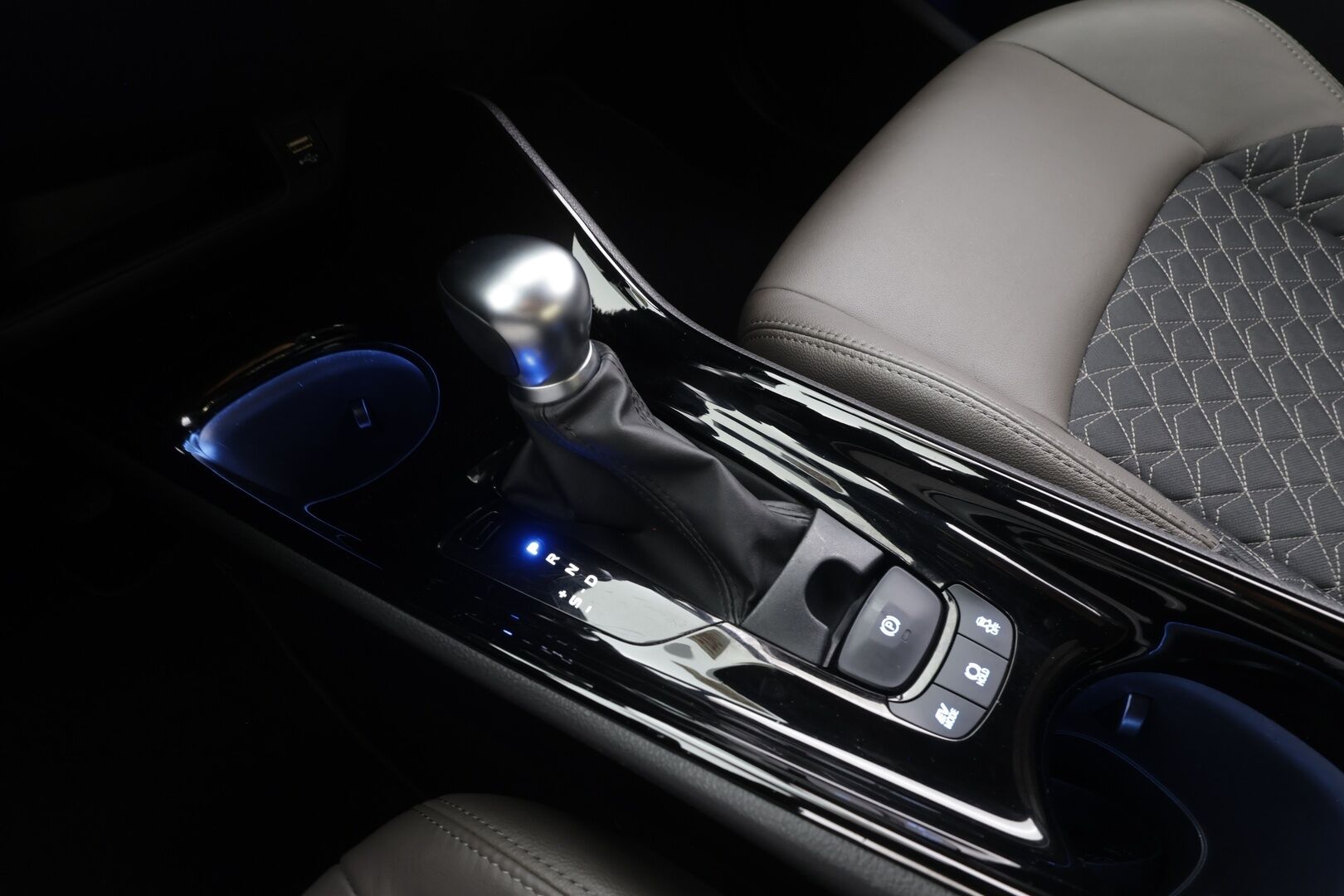 Toyota C-HR 2021 2,0 Hybrid Premium - | ACC | Koukku | JBL | Puolinahat | LED | P.kamera ja tutkat | Navi | Keyless | Apple & Android | BSM | Lane Assist | Merkkihuollot | 