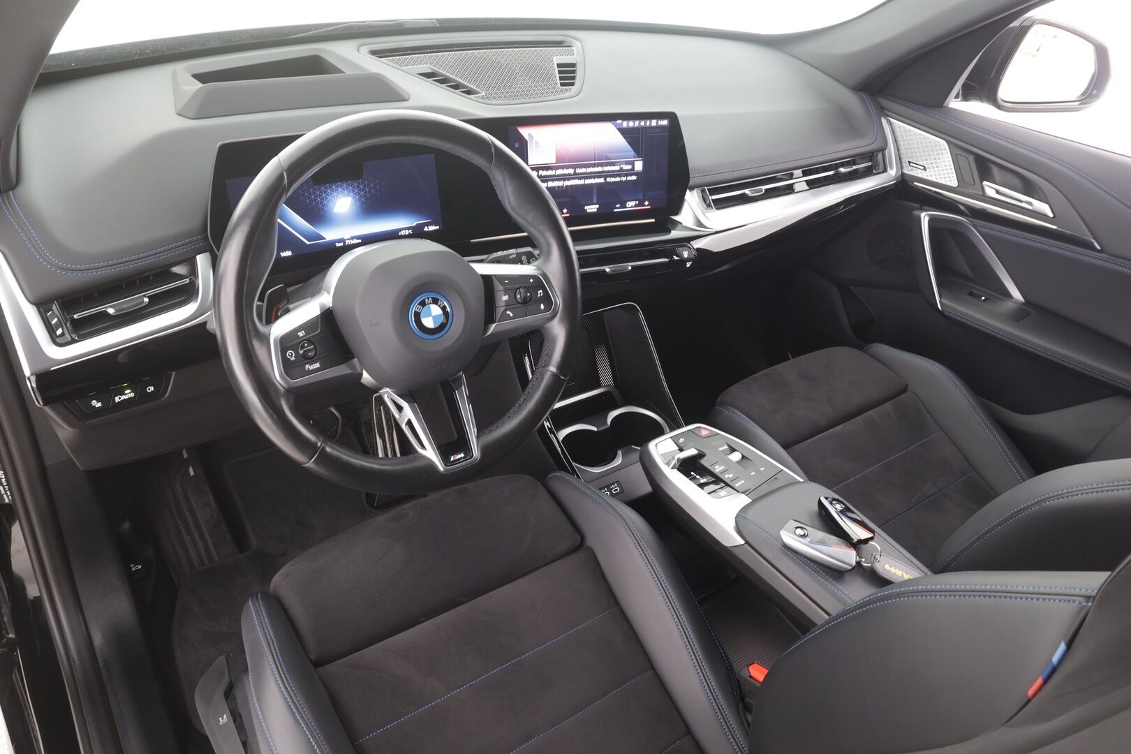 BMW iX1 2023 U11 30 xDrive Charged Plus M-Sport - | ACC | ILP | Koukku | HUD | 360° | Harman/Kardon | Hierovat sporttipenkit | Nahka-alcantara | Comfort Access | BSM | Lane Assist |