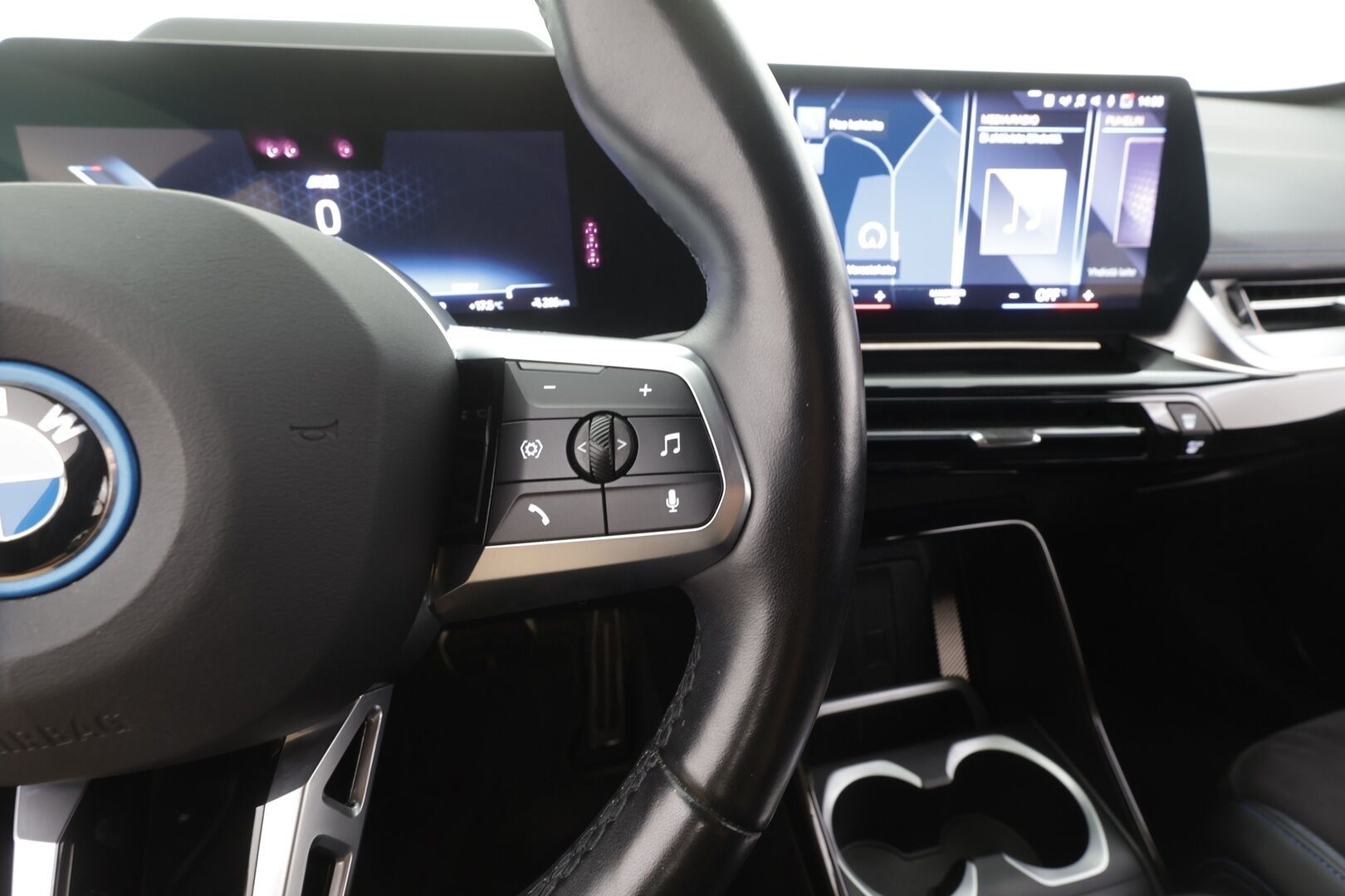 BMW iX1 2023 U11 30 xDrive Charged Plus M-Sport - | ACC | ILP | Koukku | HUD | 360° | Harman/Kardon | Hierovat sporttipenkit | Nahka-alcantara | Comfort Access | BSM | Lane Assist |
