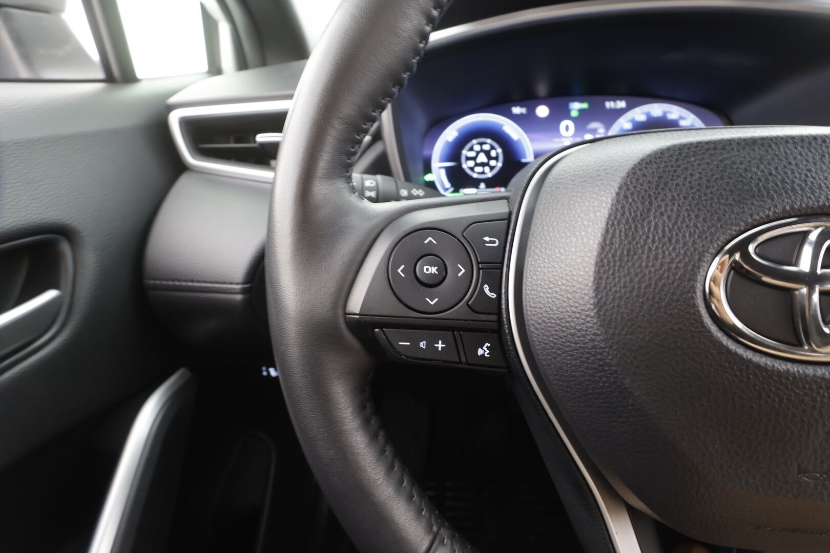 TOYOTA COROLLA CROSS 2023 2.0 Hybrid AWD-i Premium - | ACC | Koukku | Nahkasisusta | Sähköpenkki | 360° | Navi | Digimittaristo | LED | BSM | LDA | RCTA | Keyless | Lämm. ratti | 