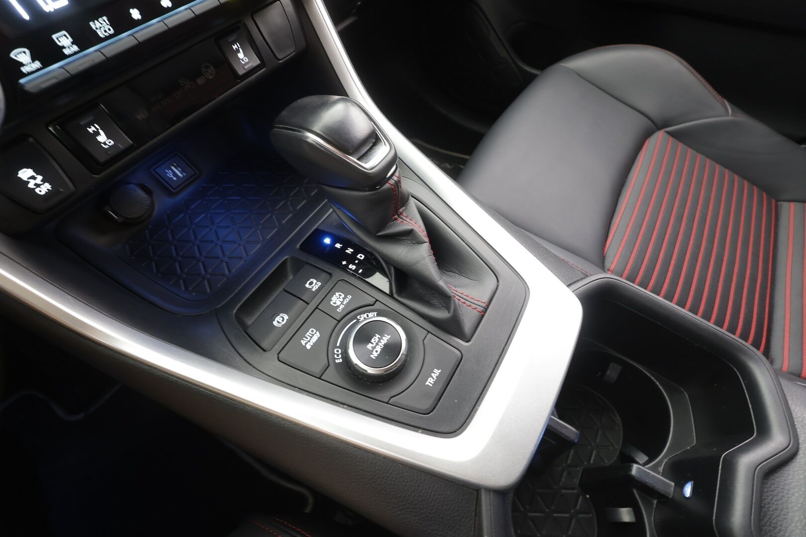 TOYOTA RAV4 PLUG-IN 2023 Hybrid 2,5 AWD-i Style - Facelift | ACC | Peruutuskamera | Lämpölasi | Puolinahkasisusta | Adapt.LED | BLIS | Digimittari | Apple&Android | Huippuvarusteet!