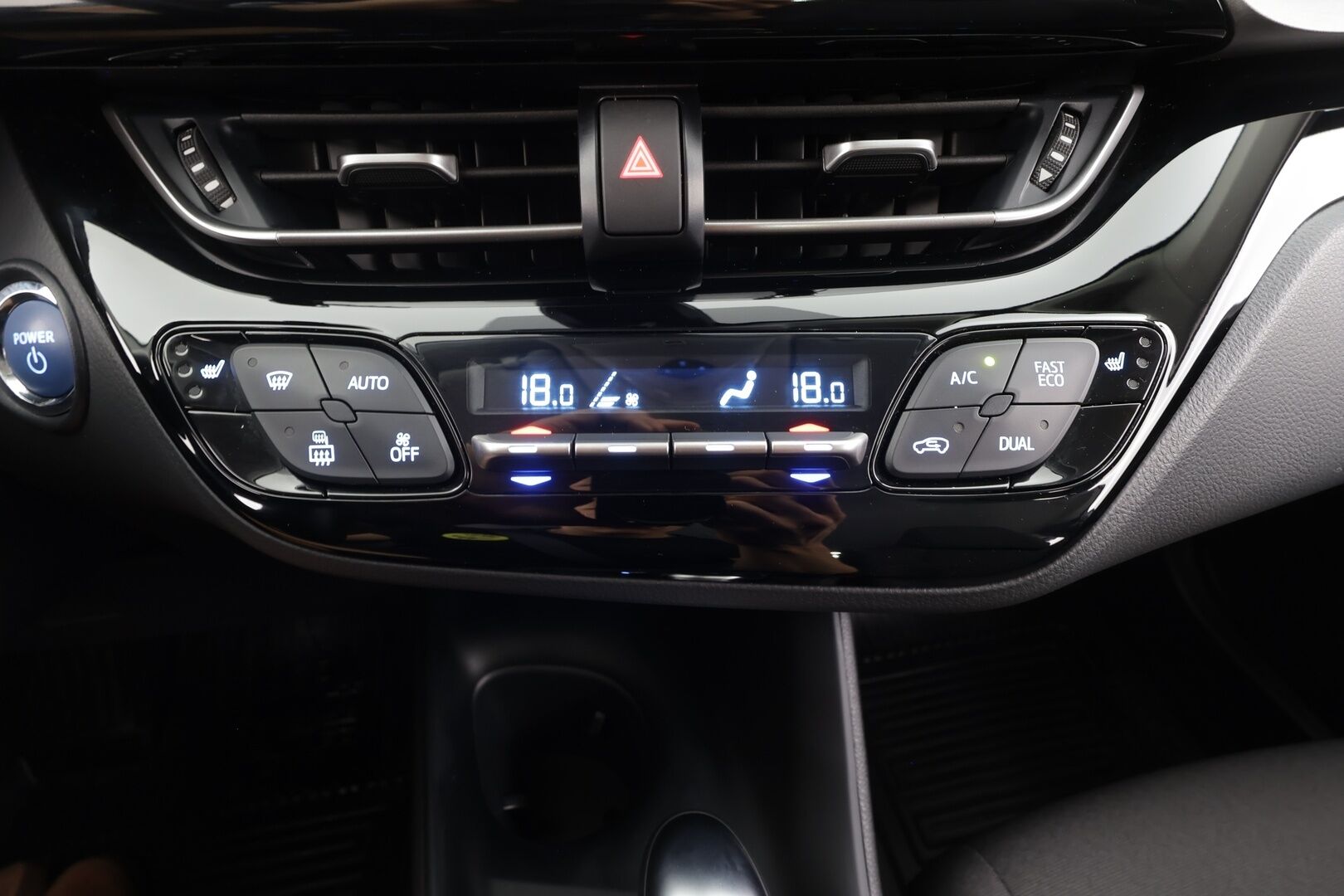 Toyota C-HR 2023 1,8 Hybrid Active - | ACC | LED | P.kamera ja tutkat | Lane Assist | Apple & Android | BT | Aut. pitkät | Penkinlämmittimet | RSA | PCS | Merkkihuollot | ALV |