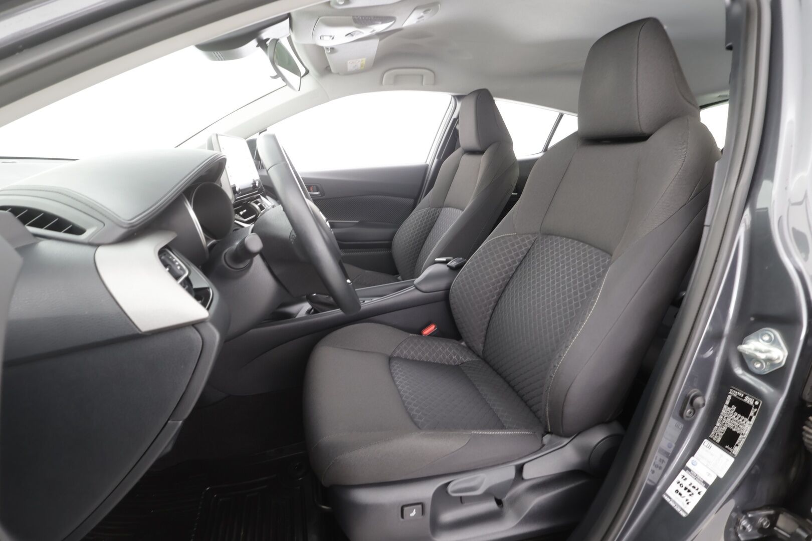 Toyota C-HR 2023 1,8 Hybrid Active - | ACC | LED | P.kamera ja tutkat | Lane Assist | Apple & Android | BT | Aut. pitkät | Penkinlämmittimet | RSA | PCS | Merkkihuollot | ALV |