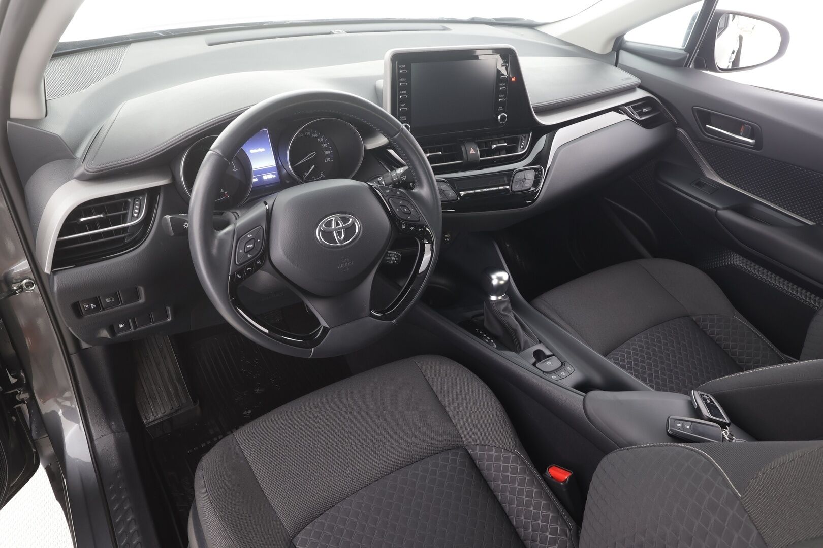 Toyota C-HR 2023 1,8 Hybrid Active - | ACC | LED | P.kamera ja tutkat | Lane Assist | Apple & Android | BT | Aut. pitkät | Penkinlämmittimet | RSA | PCS | Merkkihuollot | ALV |