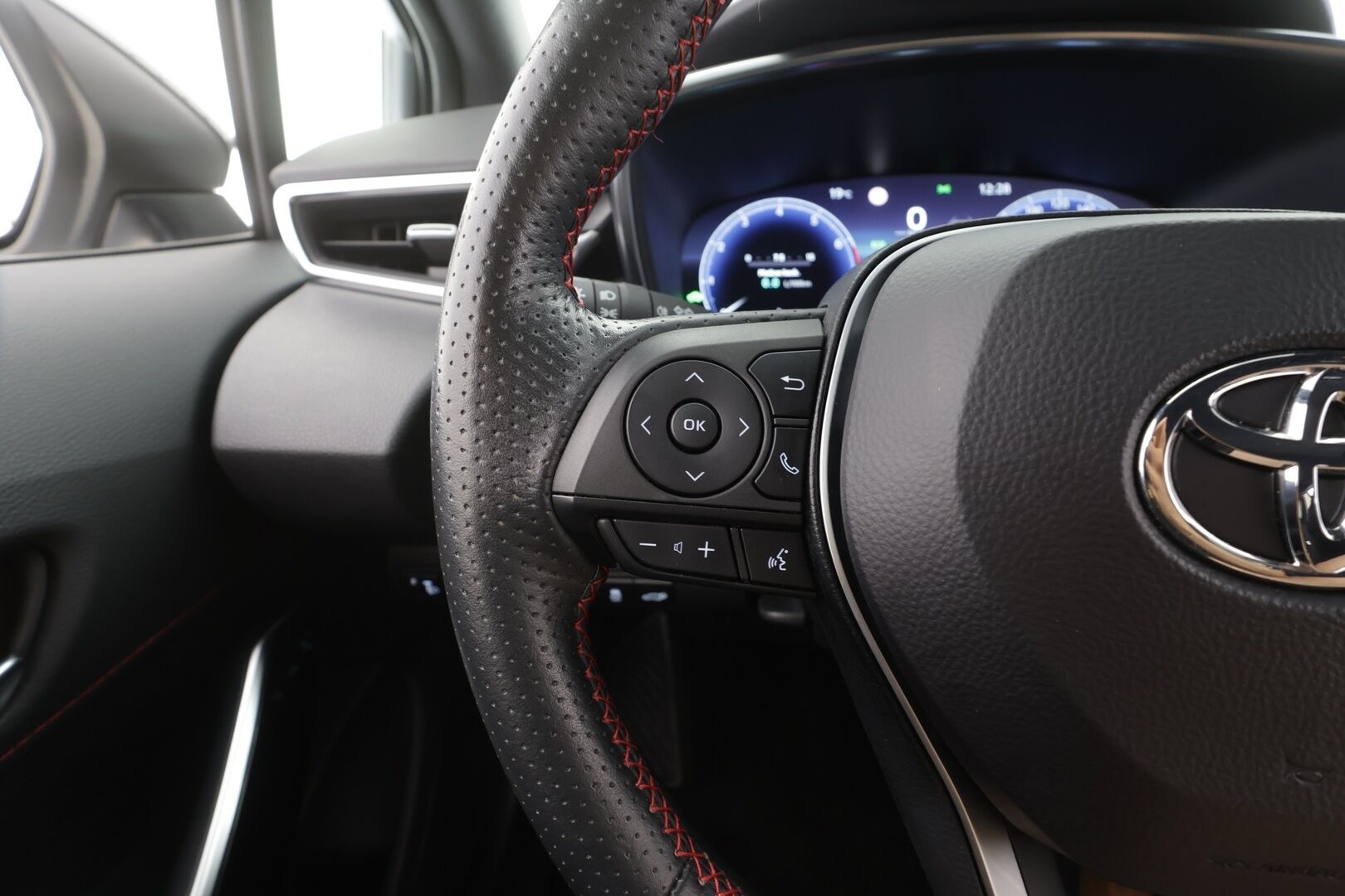 TOYOTA COROLLA 2024 GR Sport Touring 2,0 Hybrid - | ACC | Facelift | HUD | Puolinahat | Digimittaristo | LDA | BSM | PDA | P.kamera ja tutkat | Keyless | Lämm. ratti | Apple & Android | Merkkihuollot |