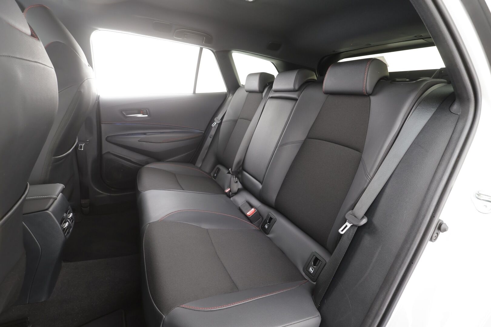 TOYOTA COROLLA 2024 GR Sport Touring 2,0 Hybrid - | ACC | Facelift | HUD | Puolinahat | Digimittaristo | LDA | BSM | PDA | P.kamera ja tutkat | Keyless | Lämm. ratti | Apple & Android | Merkkihuollot |