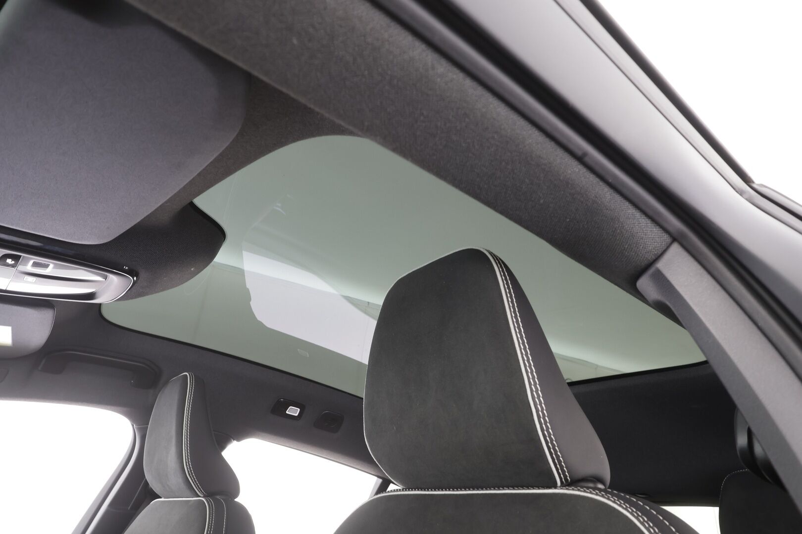 Volvo C40 2023 Recharge Plus Edition - | Pilot assist | ILP | Koukku | Lasikatto | Muistipenkki | P.kamera | Sporttipenkit | Keyless | Apple&Android | Kahde Renkaat | Koti&Kauppalaturi |