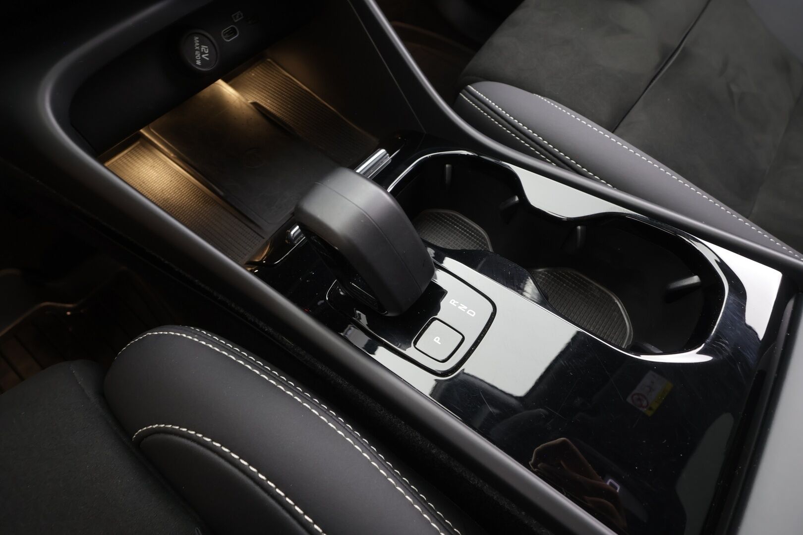 Volvo C40 2023 Recharge Plus Edition - | Pilot assist | ILP | Koukku | Lasikatto | Muistipenkki | P.kamera | Sporttipenkit | Keyless | Apple&Android | Kahde Renkaat | Koti&Kauppalaturi |