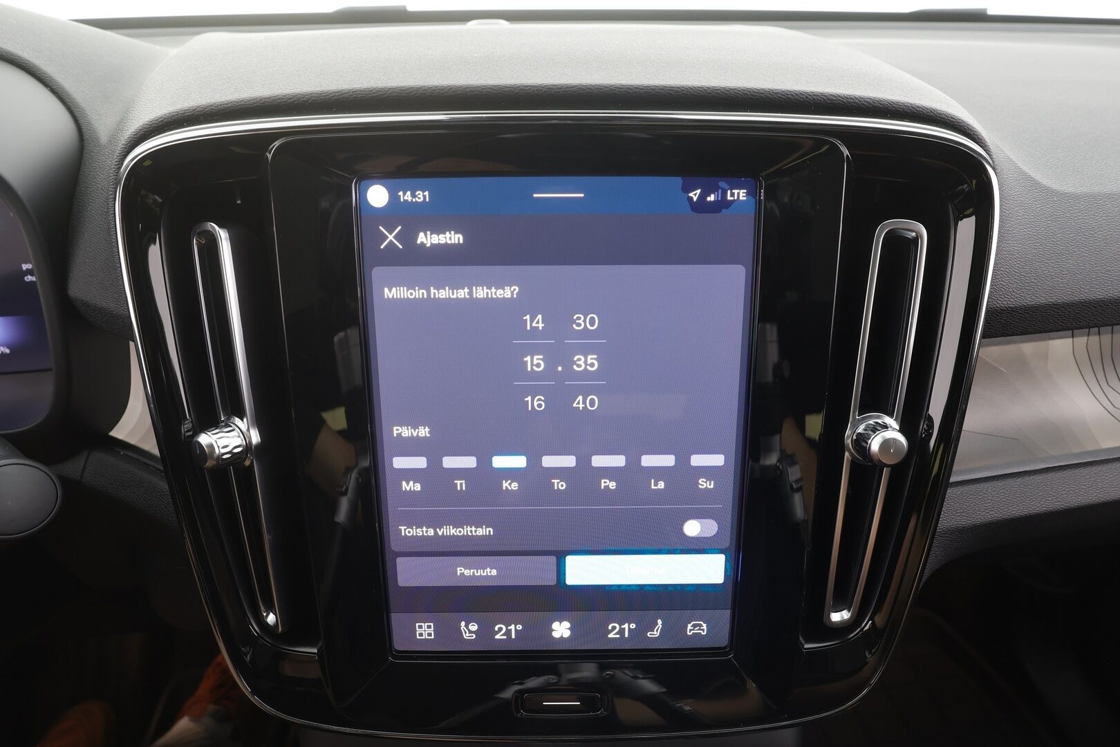 Volvo C40 2023 Recharge Plus Edition - | Pilot assist | ILP | Koukku | Lasikatto | Muistipenkki | P.kamera | Sporttipenkit | Keyless | Apple&Android | Kahde Renkaat | Koti&Kauppalaturi |