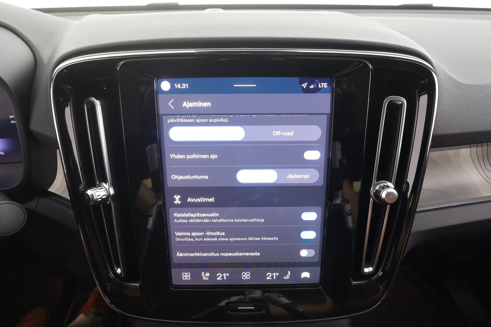 Volvo C40 2023 Recharge Plus Edition - | Pilot assist | ILP | Koukku | Lasikatto | Muistipenkki | P.kamera | Sporttipenkit | Keyless | Apple&Android | Kahde Renkaat | Koti&Kauppalaturi |