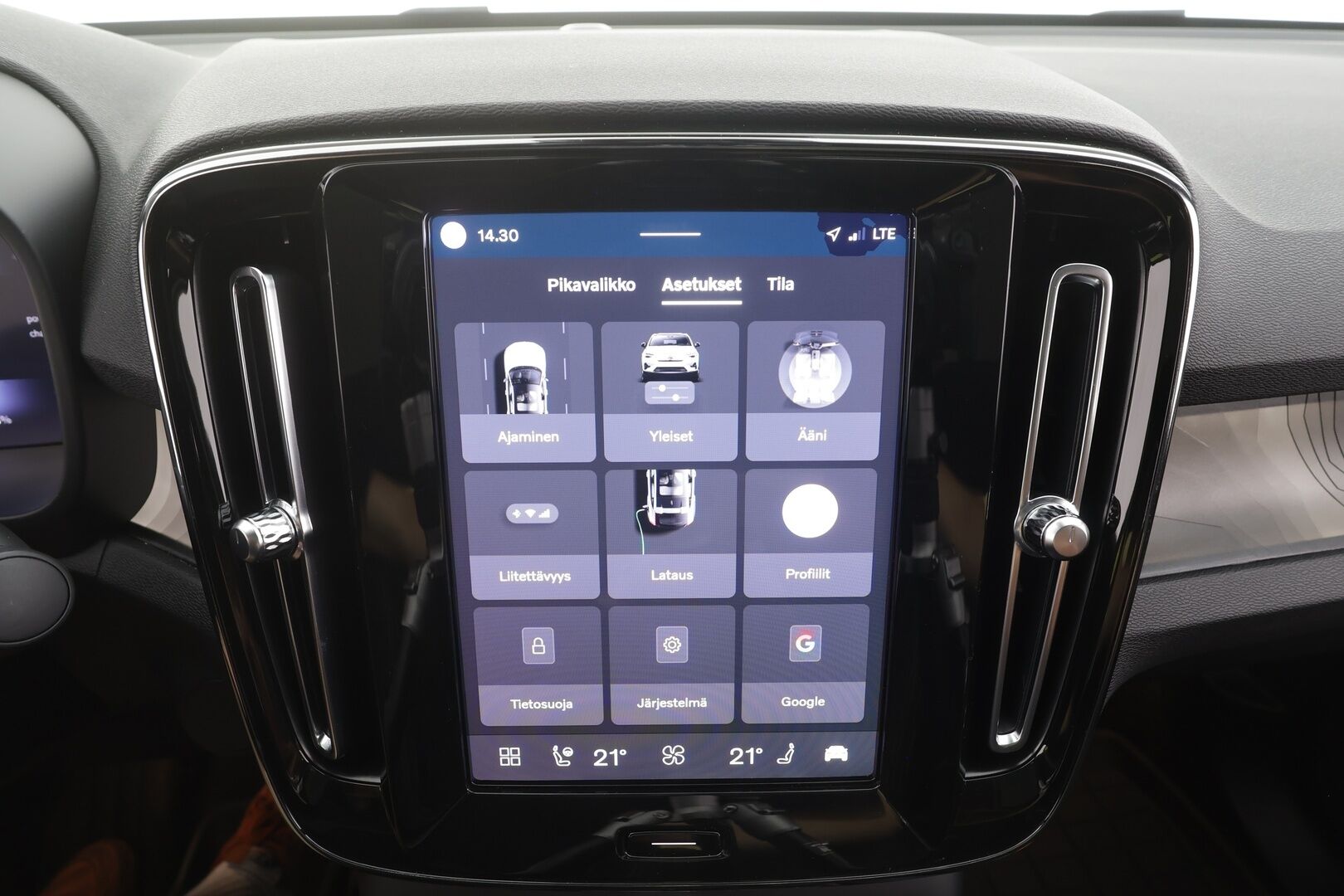 Volvo C40 2023 Recharge Plus Edition - | Pilot assist | ILP | Koukku | Lasikatto | Muistipenkki | P.kamera | Sporttipenkit | Keyless | Apple&Android | Kahde Renkaat | Koti&Kauppalaturi |