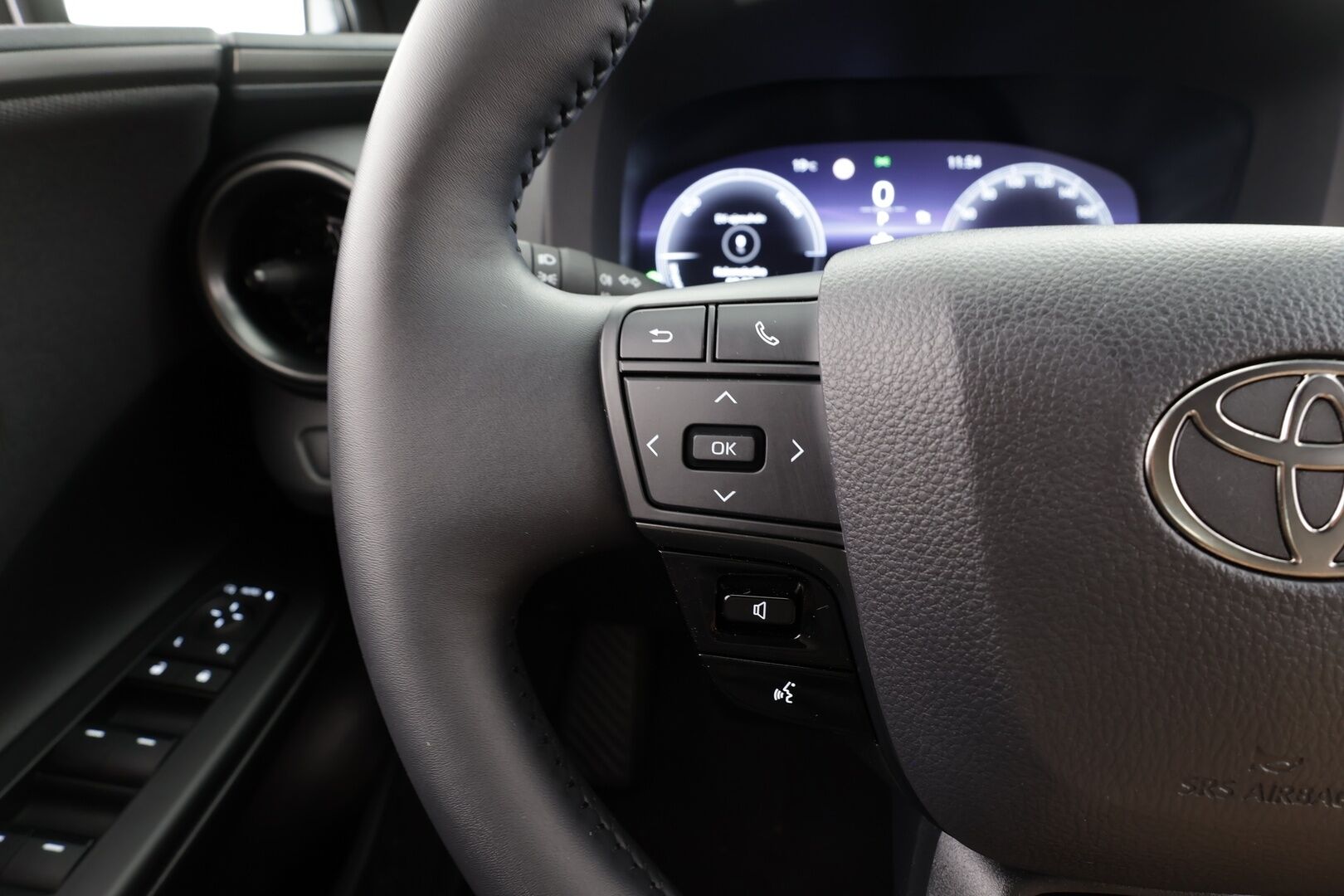 TOYOTA C-HR 2025 2,0 Plug-in Hybrid Edition - ACC | Kamera | LED | Ratinlämmitys | Keyless | Apple&Android | Kahdet renkaat alumiinivantein