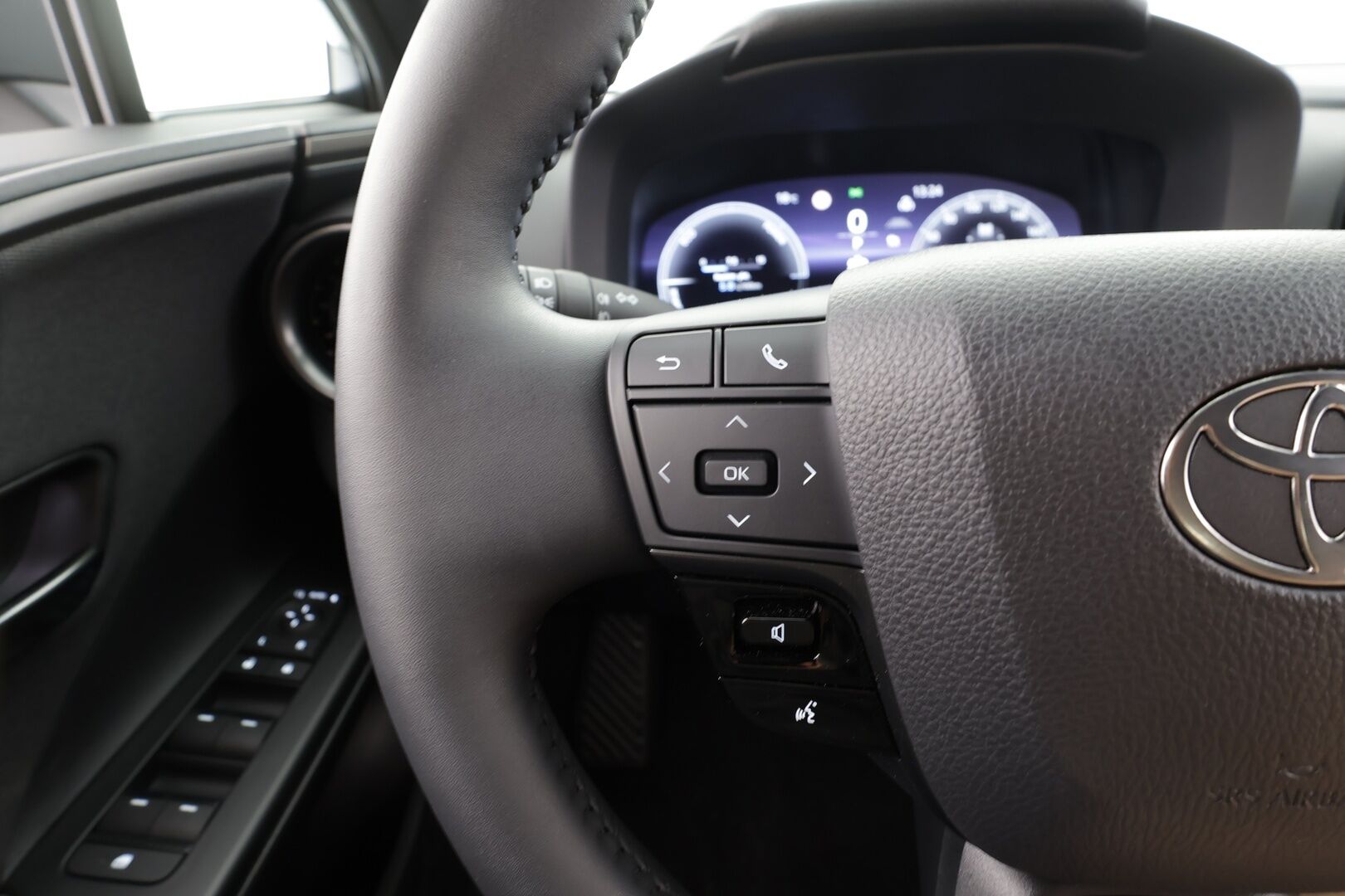 TOYOTA C-HR 2025 2,0 Plug-in Hybrid Edition - | ACC | ILP | P.kamera | Digimittaristo | Keyless | LED | BSM | RCTA | LDA | PDA | Lämm. ratti | Apple & Android | 2x renkaat aluin | ALV |