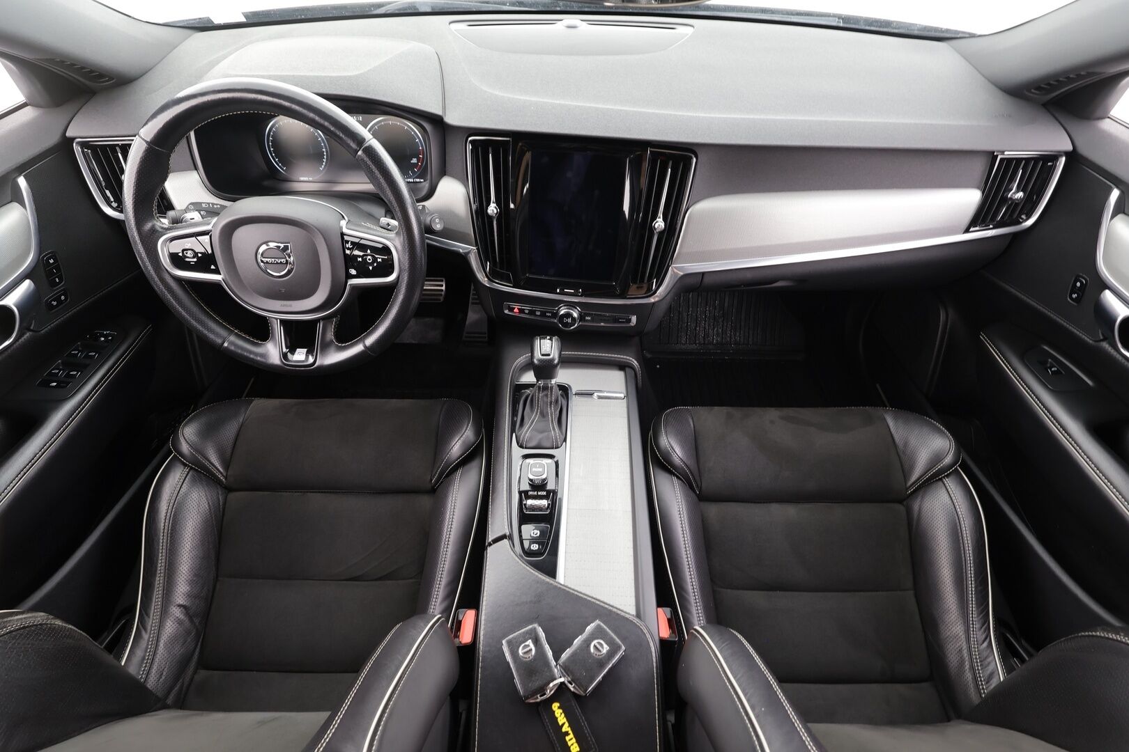 Volvo V90 2017 T5 R-Design - | ACC | Koukku | Webasto | Muistipenkki | Nahka-alcantara | BLIS |Pilot Assist | Full-LED Active | P.kamera | Apple & Android | Digimittari | 