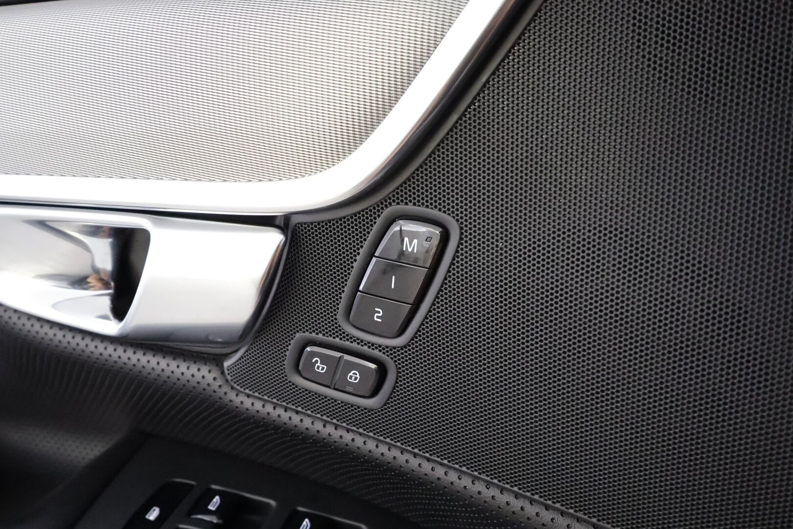 Volvo V90 2017 T5 R-Design - | ACC | Koukku | Webasto | Muistipenkki | Nahka-alcantara | BLIS |Pilot Assist | Full-LED Active | P.kamera | Apple & Android | Digimittari | 