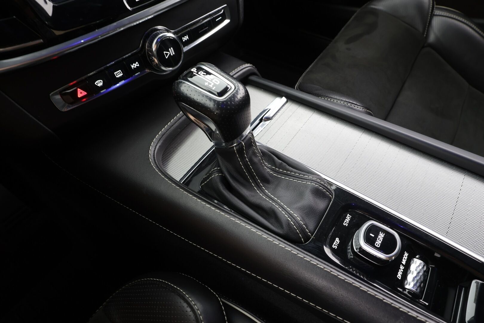 Volvo V90 2017 T5 R-Design - | ACC | Koukku | Webasto | Muistipenkki | Nahka-alcantara | BLIS |Pilot Assist | Full-LED Active | P.kamera | Apple & Android | Digimittari | 