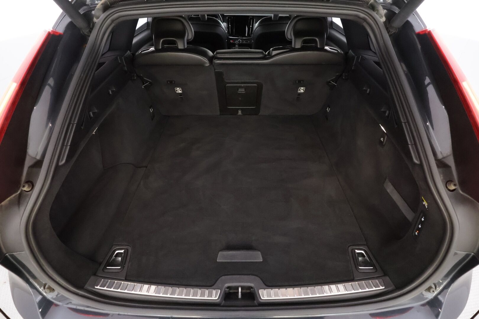 Volvo V90 2017 T5 R-Design - | ACC | Koukku | Webasto | Muistipenkki | Nahka-alcantara | BLIS |Pilot Assist | Full-LED Active | P.kamera | Apple & Android | Digimittari | 