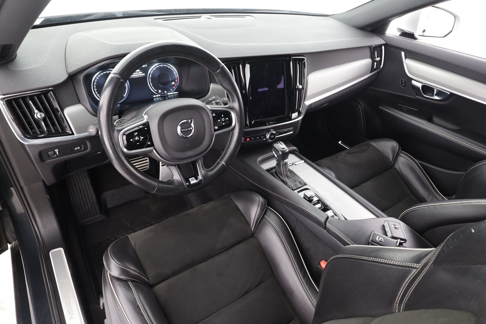 Volvo V90 2017 T5 R-Design - | ACC | Koukku | Webasto | Muistipenkki | Nahka-alcantara | BLIS |Pilot Assist | Full-LED Active | P.kamera | Apple & Android | Digimittari | 