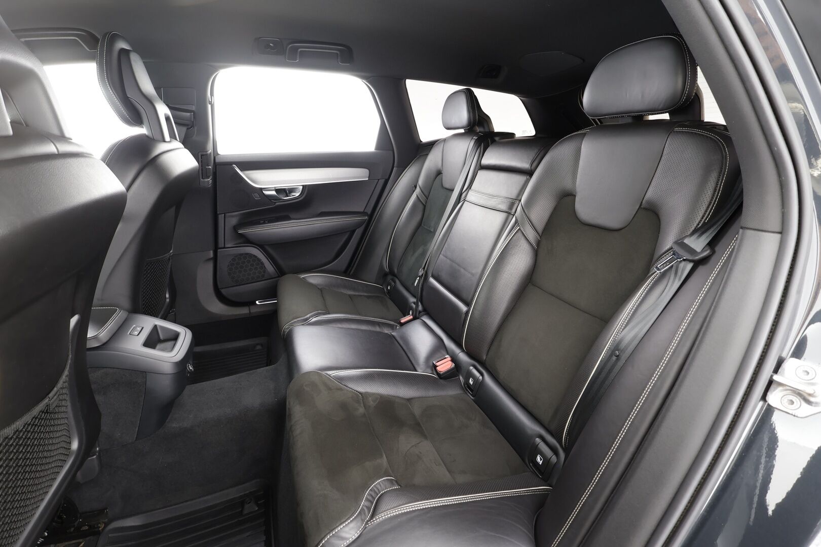 Volvo V90 2017 T5 R-Design - | ACC | Koukku | Webasto | Muistipenkki | Nahka-alcantara | BLIS |Pilot Assist | Full-LED Active | P.kamera | Apple & Android | Digimittari | 