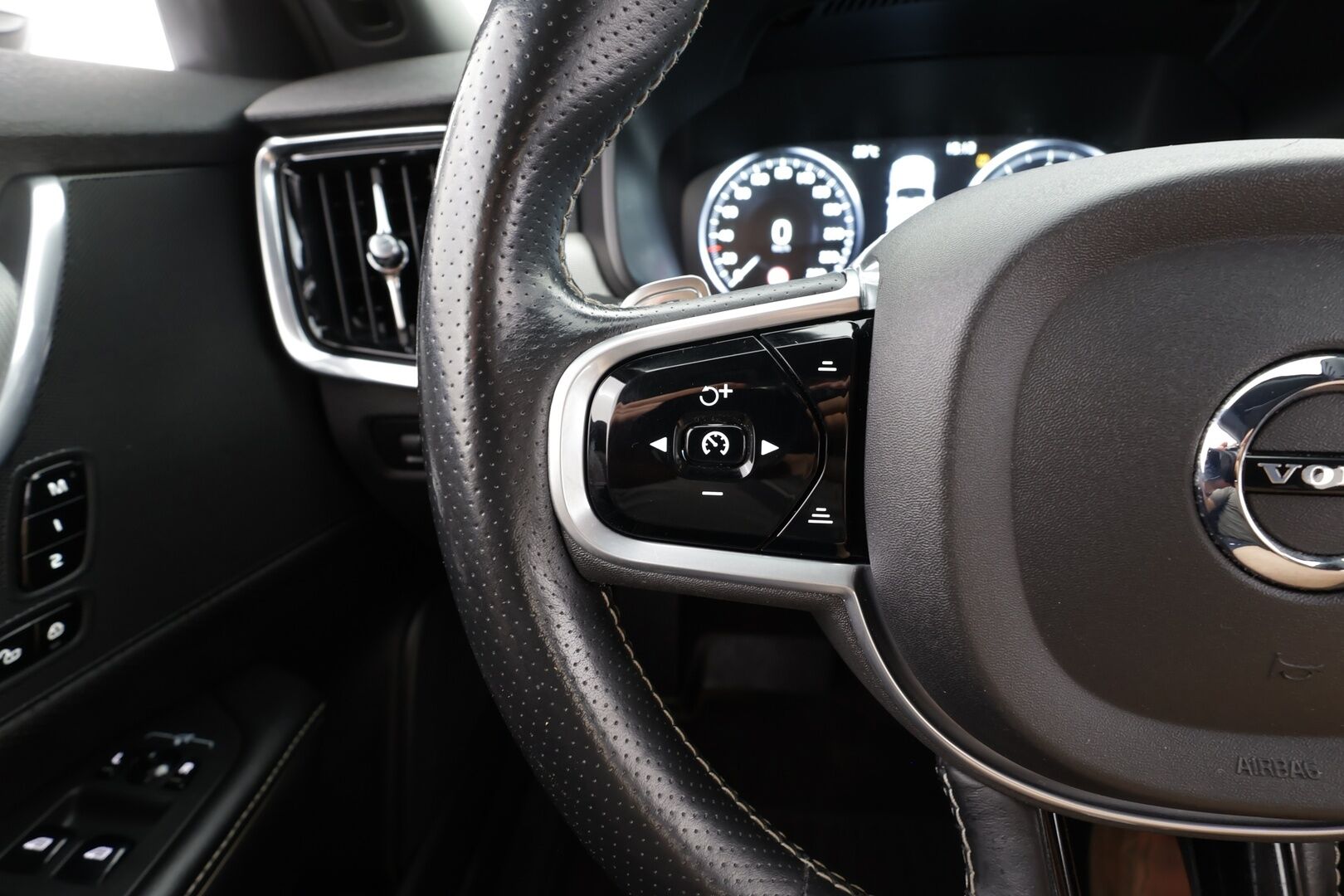 Volvo V90 2017 T5 R-Design - | ACC | Koukku | Webasto | Muistipenkki | Nahka-alcantara | BLIS |Pilot Assist | Full-LED Active | P.kamera | Apple & Android | Digimittari | 