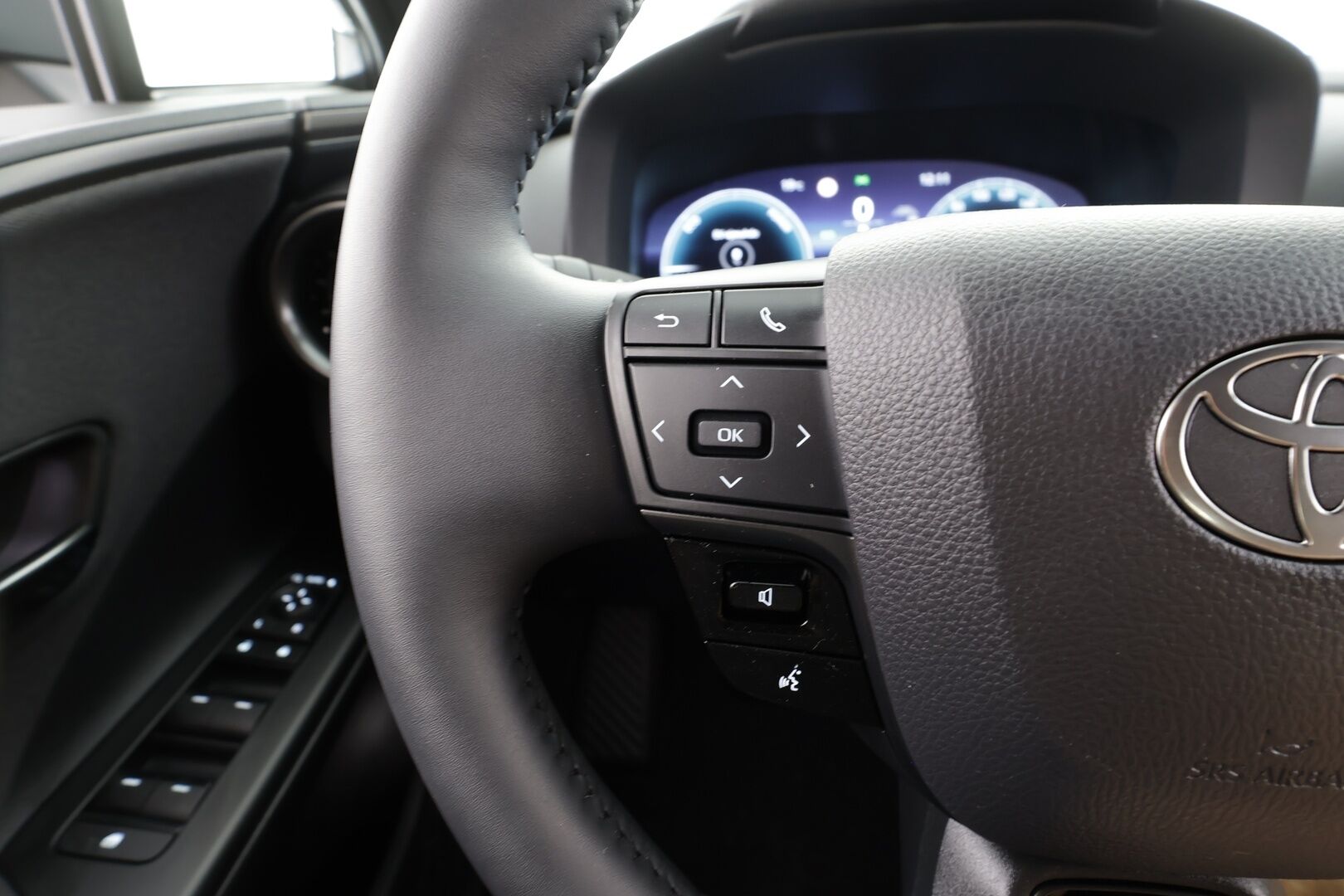 TOYOTA C-HR 2025 2,0 Plug-in Hybrid Edition - | ACC | ILP | P.kamera | Digimittaristo | Keyless | LED | BSM | RCTA | LDA | PDA | Lämm. ratti | Apple & Android | 2x renkaat aluin | ALV |