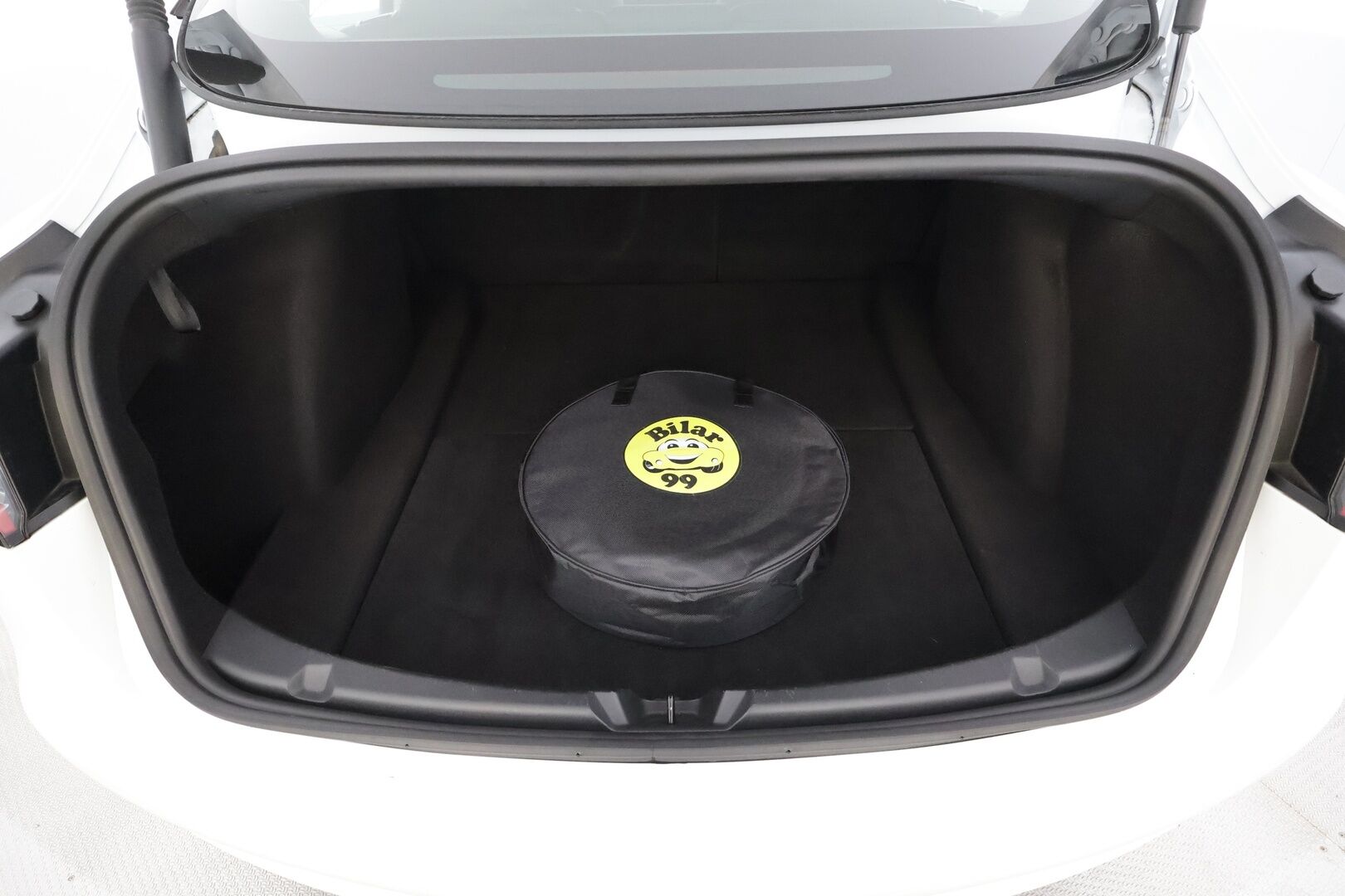 Tesla Model 3 2023 RWD - | ACC | ILP | Ryzen | Lasikatto | Matrix | Muistipenkki | Nahkasisusta | P.kamera | Autosteer | Sähk. takakontti | Lämm. ratti | 2x renkaat aluin |