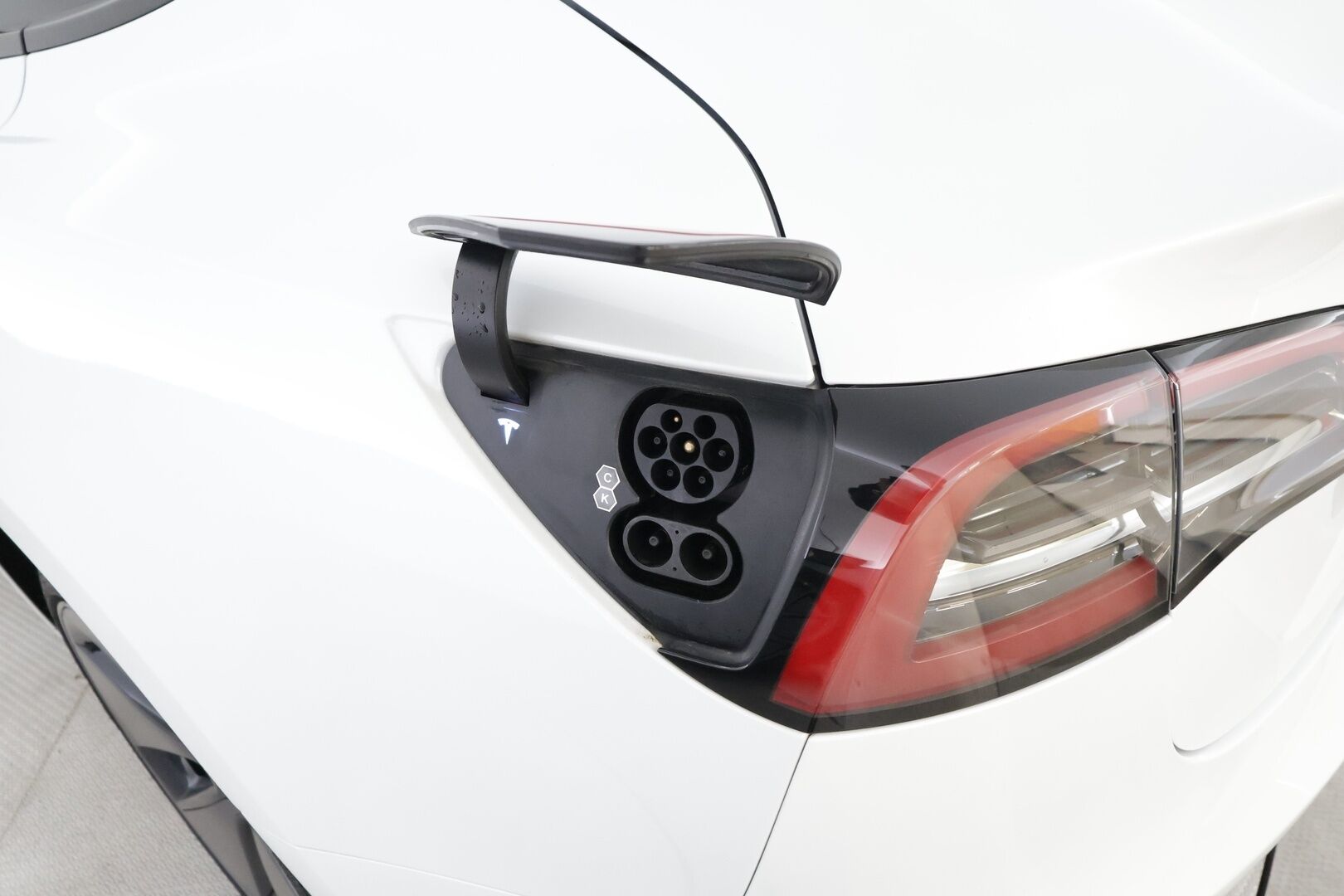 Tesla Model 3 2023 RWD - | ACC | ILP | Ryzen | Lasikatto | Matrix | Muistipenkki | Nahkasisusta | P.kamera | Autosteer | Sähk. takakontti | Lämm. ratti | 2x renkaat aluin |