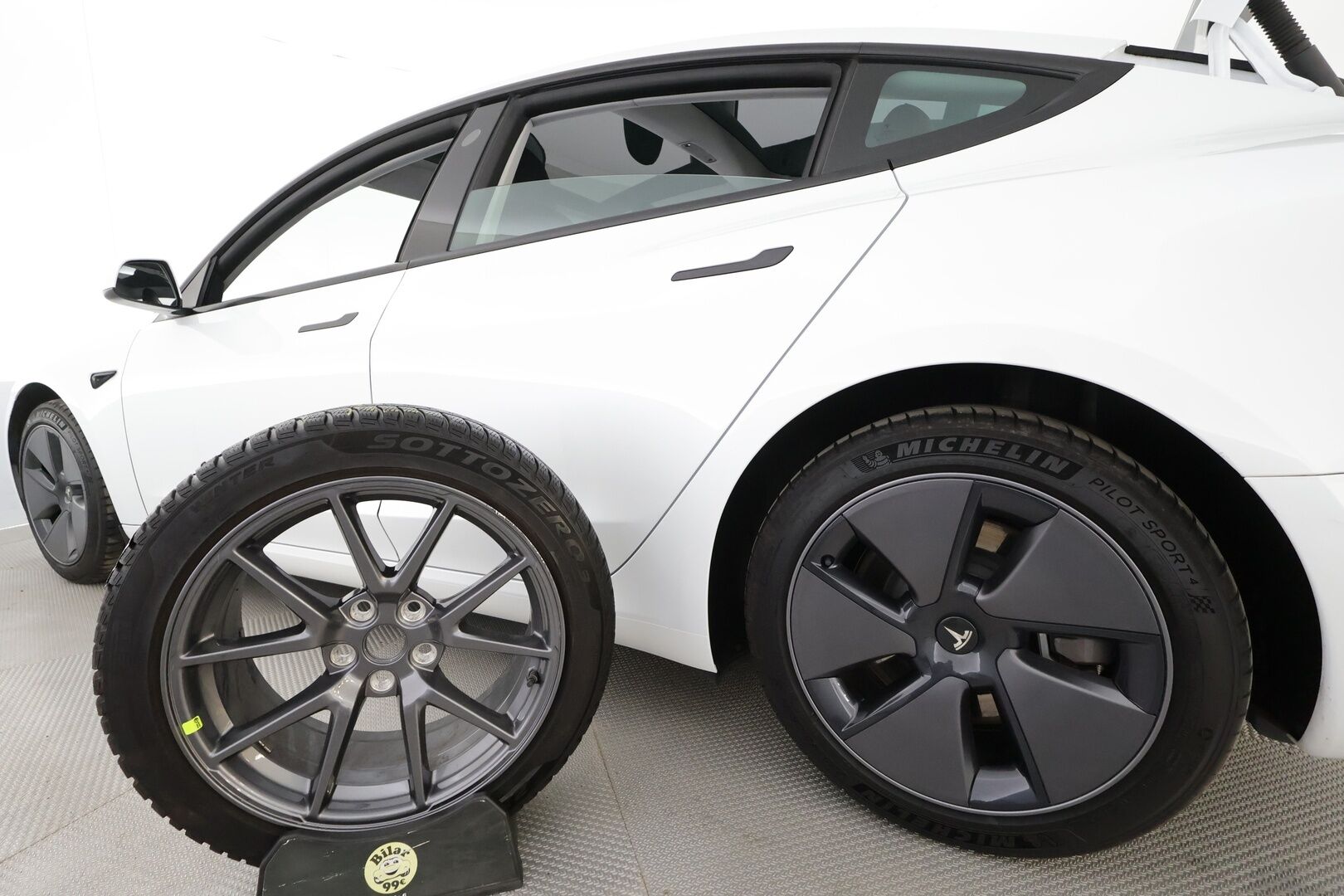 Tesla Model 3 2023 RWD - | ACC | ILP | Ryzen | Lasikatto | Matrix | Muistipenkki | Nahkasisusta | P.kamera | Autosteer | Sähk. takakontti | Lämm. ratti | 2x renkaat aluin |