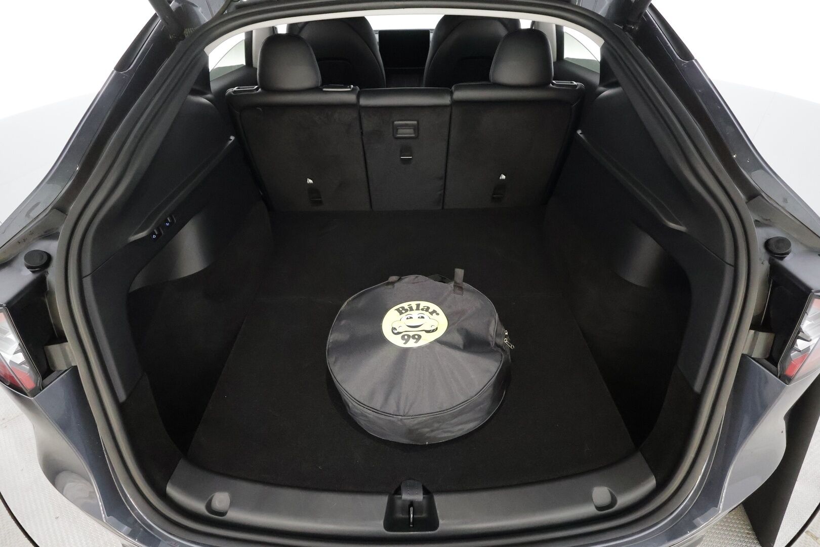 TESLA MODEL Y 2023 RWD - | ACC | ILP | Koukku | Ryzen | Matrix | Premium Audio | Lasikatto | Sähkönahat | Muistipenkki | P.kamera | Autosteer | 2x renkaat aluin | ALV |