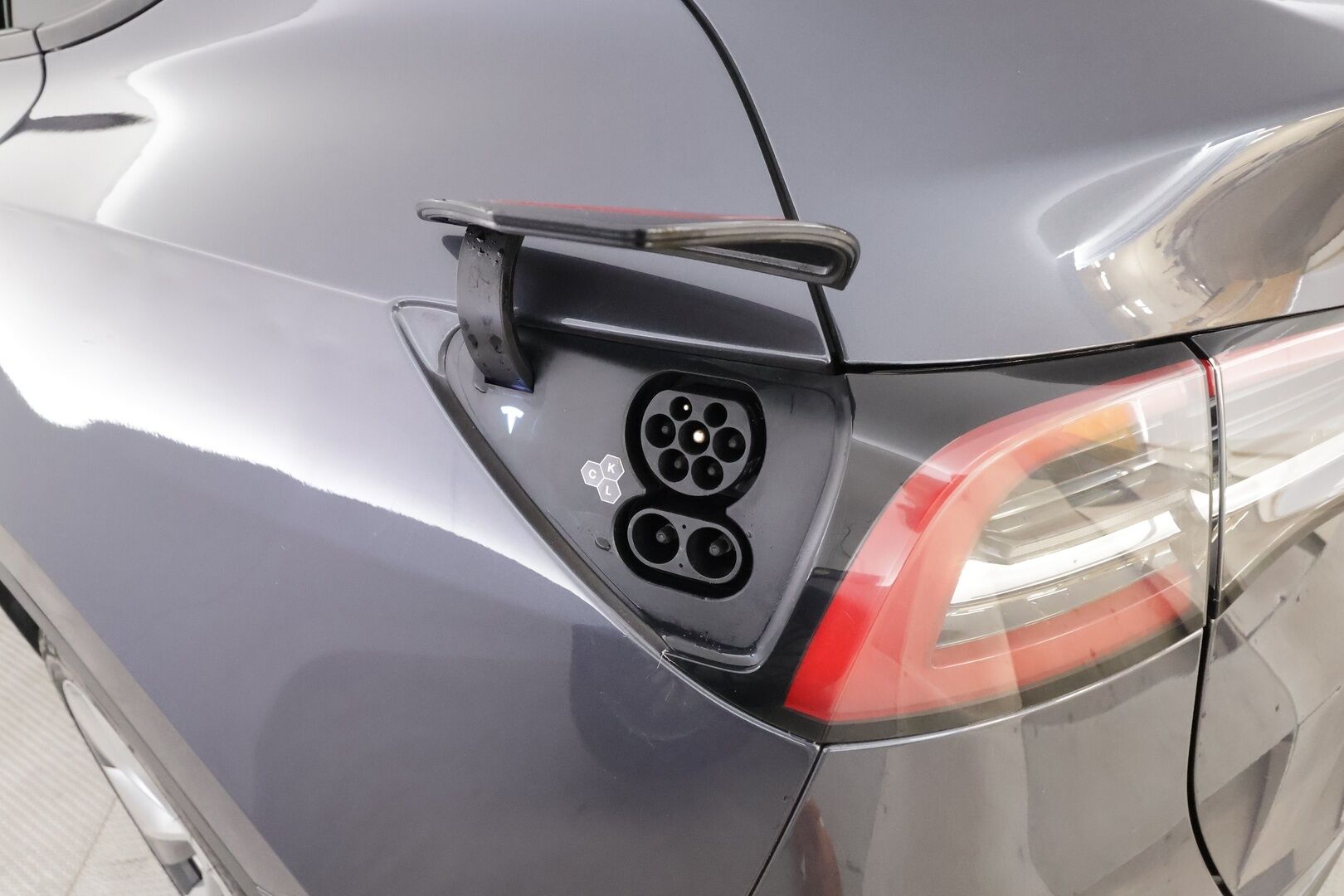 TESLA MODEL Y 2023 RWD - | ACC | ILP | Koukku | Ryzen | Matrix | Premium Audio | Lasikatto | Sähkönahat | Muistipenkki | P.kamera | Autosteer | 2x renkaat aluin | ALV |
