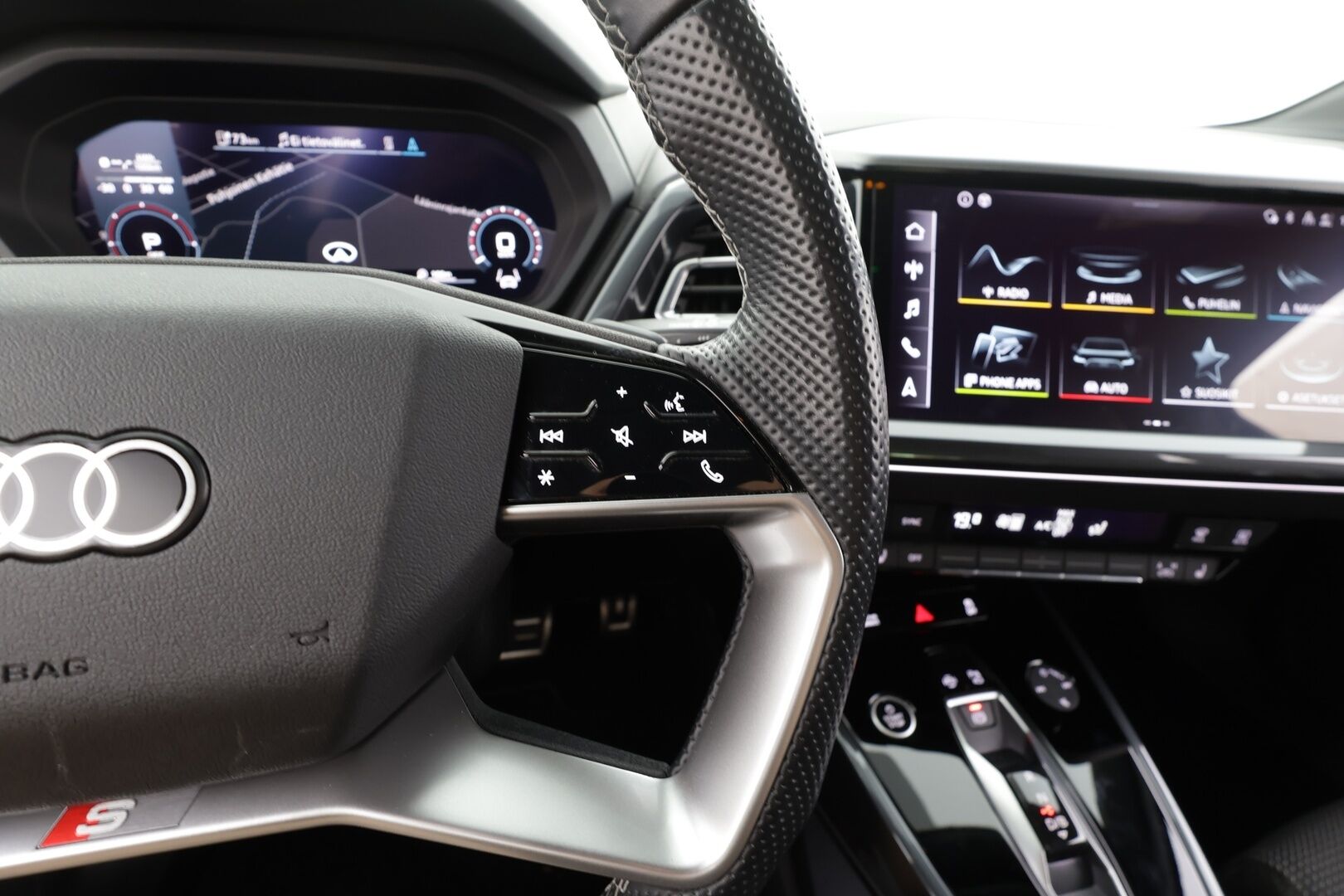 Audi Q4 e-tron 2023 35 S-line - | ACC | ILP | Matrix-LED | P.Kamera | Puolinahat | Digimittaristo | Apple&Android | Matrix-LED | Merkkihuollettu |