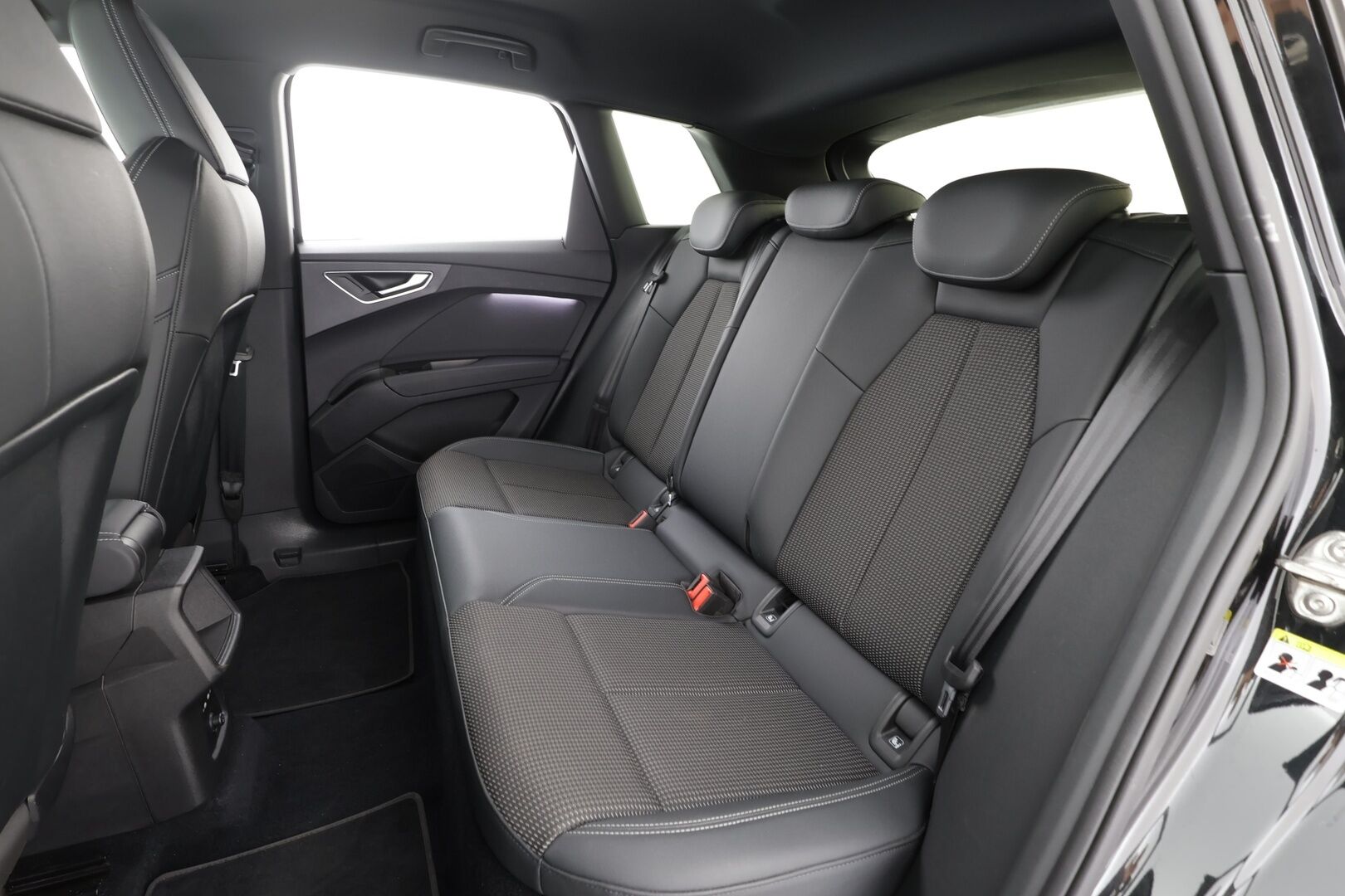 Audi Q4 e-tron 2023 35 S-line - | ACC | ILP | Matrix-LED | P.Kamera | Puolinahat | Digimittaristo | Apple&Android | Matrix-LED | Merkkihuollettu |