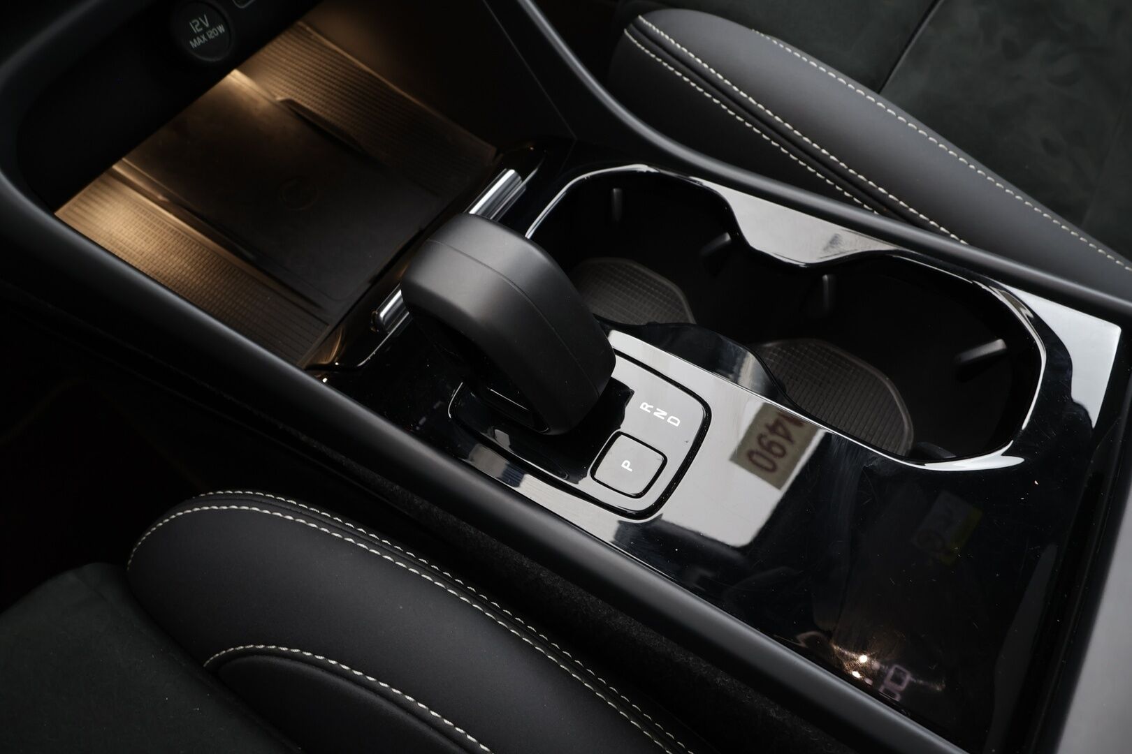 Volvo C40 2023 Recharge Twin Ultimate aut - Vetokoukku | ACC | ILP | Lasikatto | H/K | 360-kamera | Sporttipenkit | Kuskilla Muistipenkki | Ratinlämmitys | LED | Keyless | Apple&Android | 