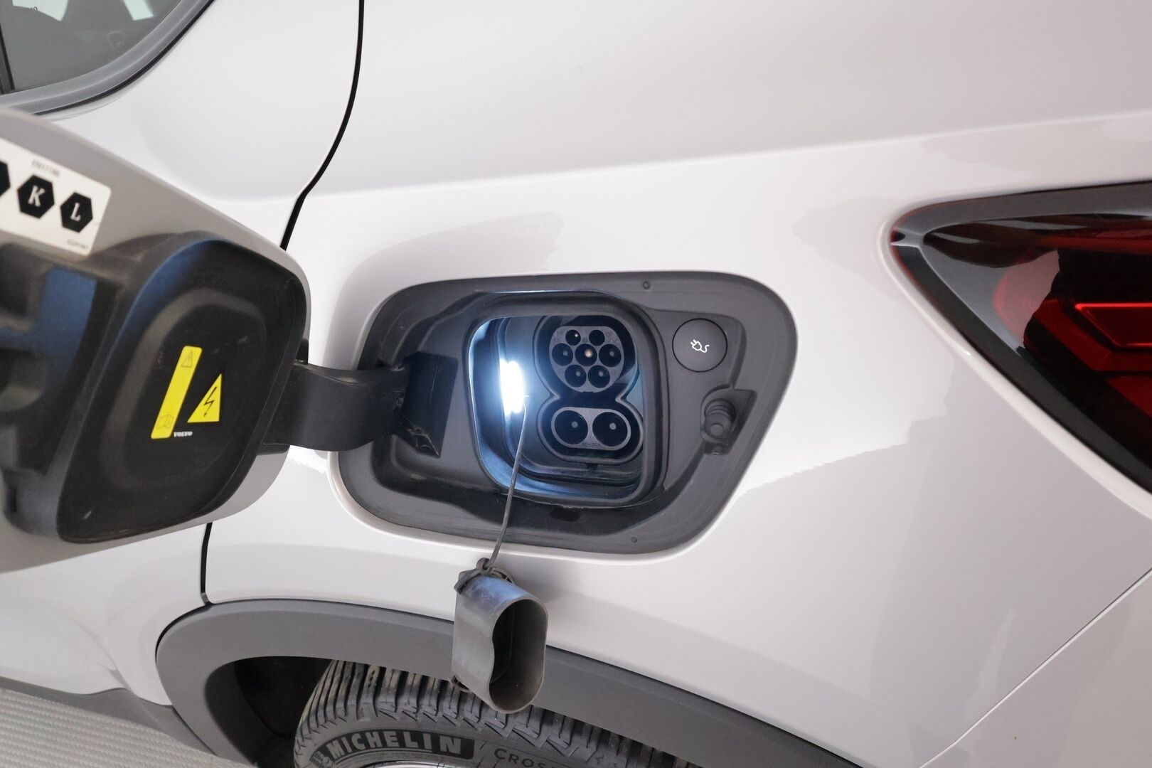 Volvo C40 2023 Recharge Twin Ultimate aut - Vetokoukku | ACC | ILP | Lasikatto | H/K | 360-kamera | Sporttipenkit | Kuskilla Muistipenkki | Ratinlämmitys | LED | Keyless | Apple&Android | 