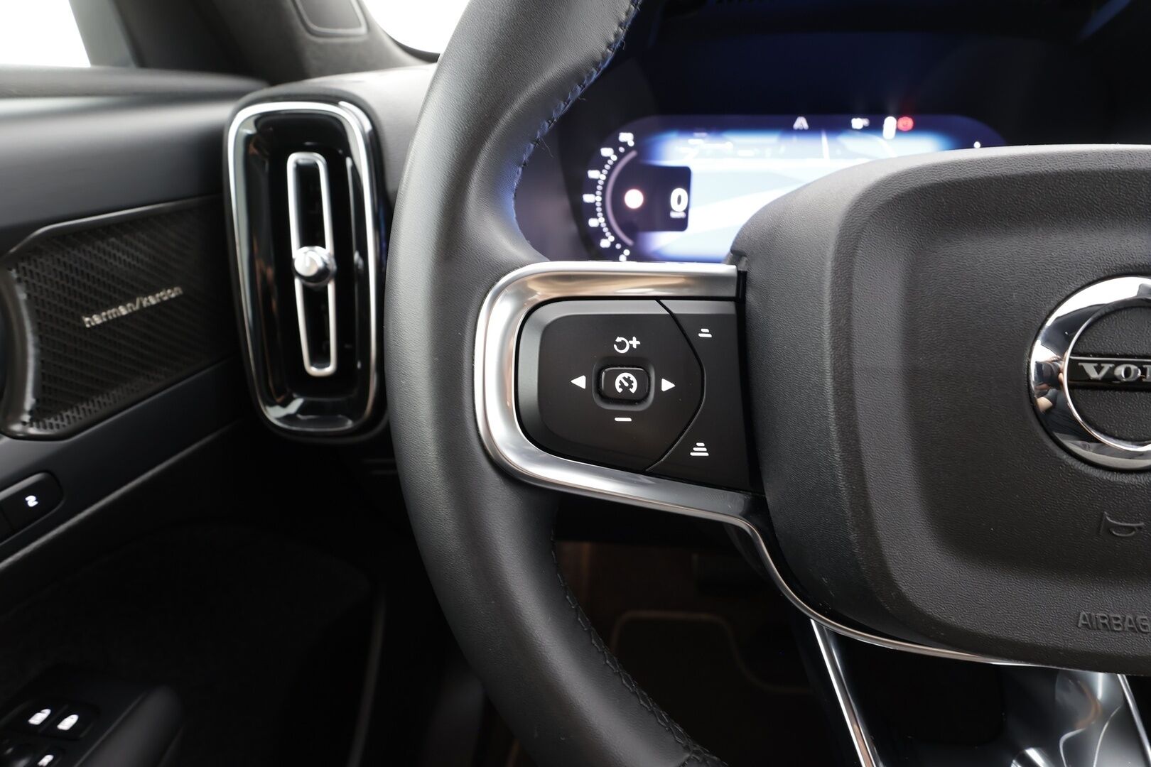 Volvo C40 2023 Recharge Twin Ultimate aut - Vetokoukku | ACC | ILP | Lasikatto | H/K | 360-kamera | Sporttipenkit | Kuskilla Muistipenkki | Ratinlämmitys | LED | Keyless | Apple&Android | 